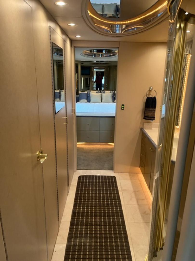 2001 Prevost XLII with an Series 60 Detroit Diesel engine, Allison transmission, 0.000000, 0.000000 - 2001 Prevost XL-II Series - Thompson Coach Conversion - - 45' Long - 60 Detroit Diesel Engine - Allison Automatic Transmission - Front Lounge – Kitchen - Restroom with Shower - Rear Bedroom - Washer/Dryer - 17.5KW Power Tech Generator - 3 Roof A/C's – Awning - Aluminum Wheels - - Photo#10