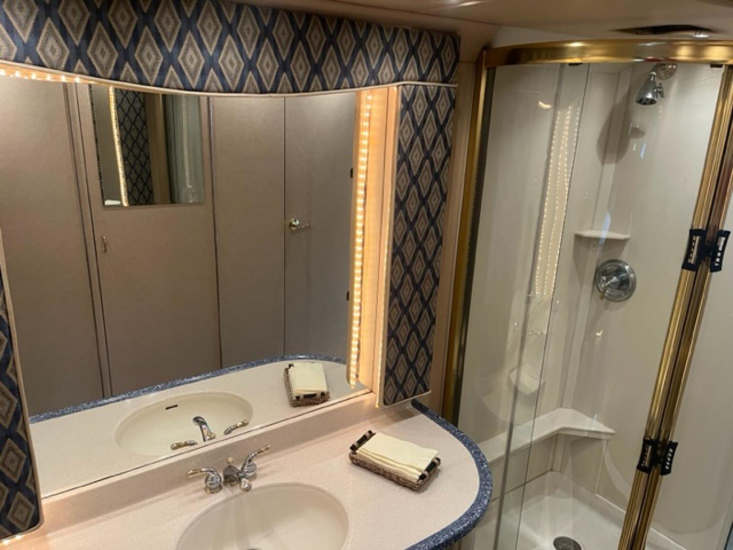 2001 Prevost XLII with an Series 60 Detroit Diesel engine, Allison transmission, 0.000000, 0.000000 - 2001 Prevost XL-II Series - Thompson Coach Conversion - - 45' Long - 60 Detroit Diesel Engine - Allison Automatic Transmission - Front Lounge – Kitchen - Restroom with Shower - Rear Bedroom - Washer/Dryer - 17.5KW Power Tech Generator - 3 Roof A/C's – Awning - Aluminum Wheels - - Photo#11