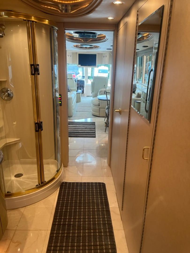 2001 Prevost XLII with an Series 60 Detroit Diesel engine, Allison transmission, 0.000000, 0.000000 - 2001 Prevost XL-II Series - Thompson Coach Conversion - - 45' Long - 60 Detroit Diesel Engine - Allison Automatic Transmission - Front Lounge – Kitchen - Restroom with Shower - Rear Bedroom - Washer/Dryer - 17.5KW Power Tech Generator - 3 Roof A/C's – Awning - Aluminum Wheels - - Photo#13