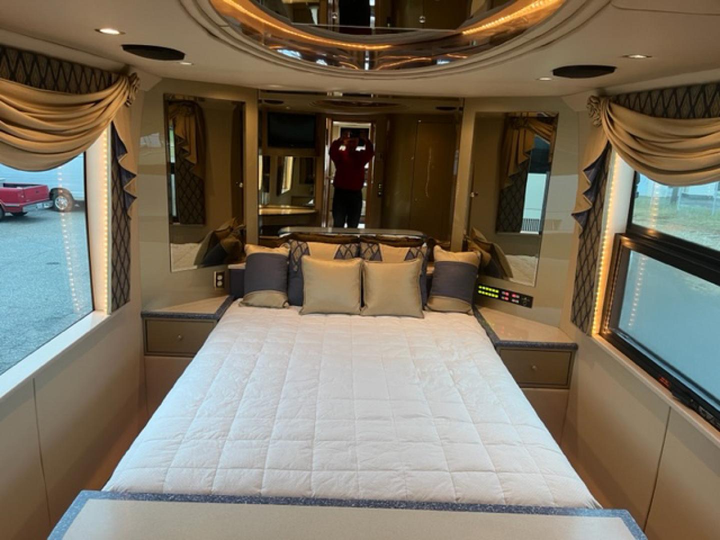 2001 Prevost XLII with an Series 60 Detroit Diesel engine, Allison transmission, 0.000000, 0.000000 - 2001 Prevost XL-II Series - Thompson Coach Conversion - - 45' Long - 60 Detroit Diesel Engine - Allison Automatic Transmission - Front Lounge – Kitchen - Restroom with Shower - Rear Bedroom - Washer/Dryer - 17.5KW Power Tech Generator - 3 Roof A/C's – Awning - Aluminum Wheels - - Photo#15