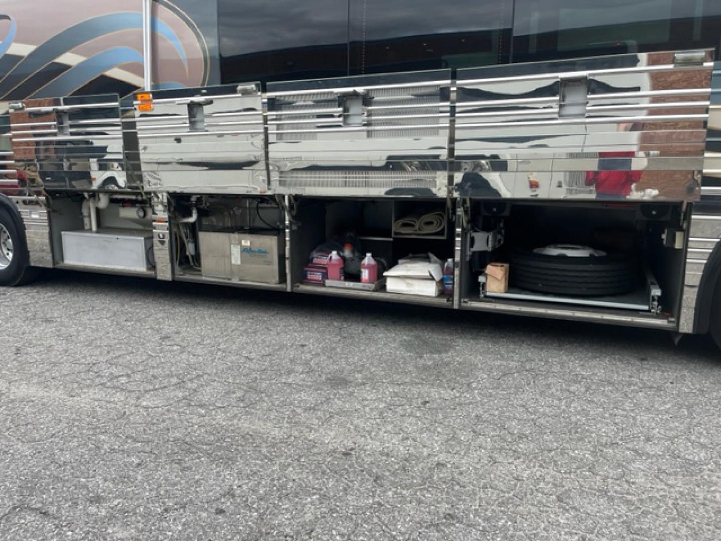 2001 Prevost XLII with an Series 60 Detroit Diesel engine, Allison transmission, 0.000000, 0.000000 - 2001 Prevost XL-II Series - Thompson Coach Conversion - - 45' Long - 60 Detroit Diesel Engine - Allison Automatic Transmission - Front Lounge – Kitchen - Restroom with Shower - Rear Bedroom - Washer/Dryer - 17.5KW Power Tech Generator - 3 Roof A/C's – Awning - Aluminum Wheels - - Photo#16