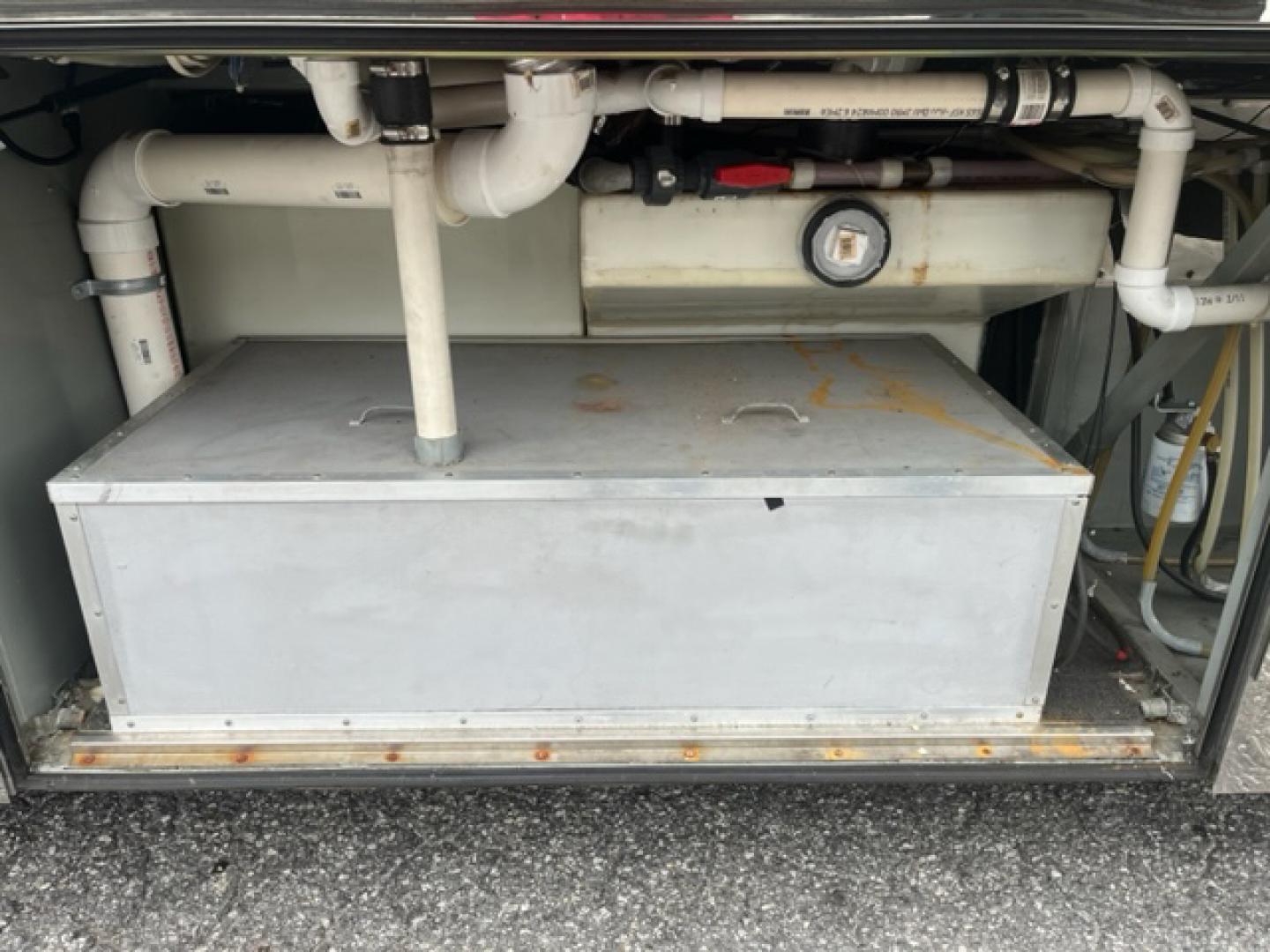 2001 Prevost XLII with an Series 60 Detroit Diesel engine, Allison transmission, 0.000000, 0.000000 - 2001 Prevost XL-II Series - Thompson Coach Conversion - - 45' Long - 60 Detroit Diesel Engine - Allison Automatic Transmission - Front Lounge – Kitchen - Restroom with Shower - Rear Bedroom - Washer/Dryer - 17.5KW Power Tech Generator - 3 Roof A/C's – Awning - Aluminum Wheels - - Photo#23