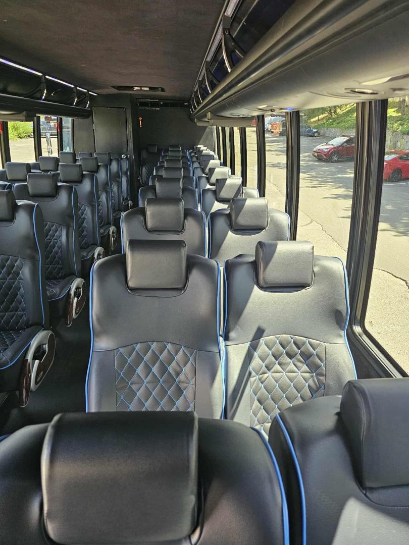 2016 White /Black Freightliner GM40 , Auto transmission, 0.000000, 0.000000 - 2016 GRECH GM40 DIESEL - 35 PASS PLUS DRIVER AND CO-PILOT - WHITE EXTERIOR - NEW BLACK SEATS W / BLUE PIPING AND LAP BELTS - REAR RESTROOM - USB PORTS - BACKUP CAMERA - OVERHEAD LUGGAGE / TV MONITORS - LARGE REAR LUGGAGE - GRAY WOOD LOOK FLOORING - TIRES 50% OR BETTER - DOT APPROVED - LOCATED IN NE - Photo#10