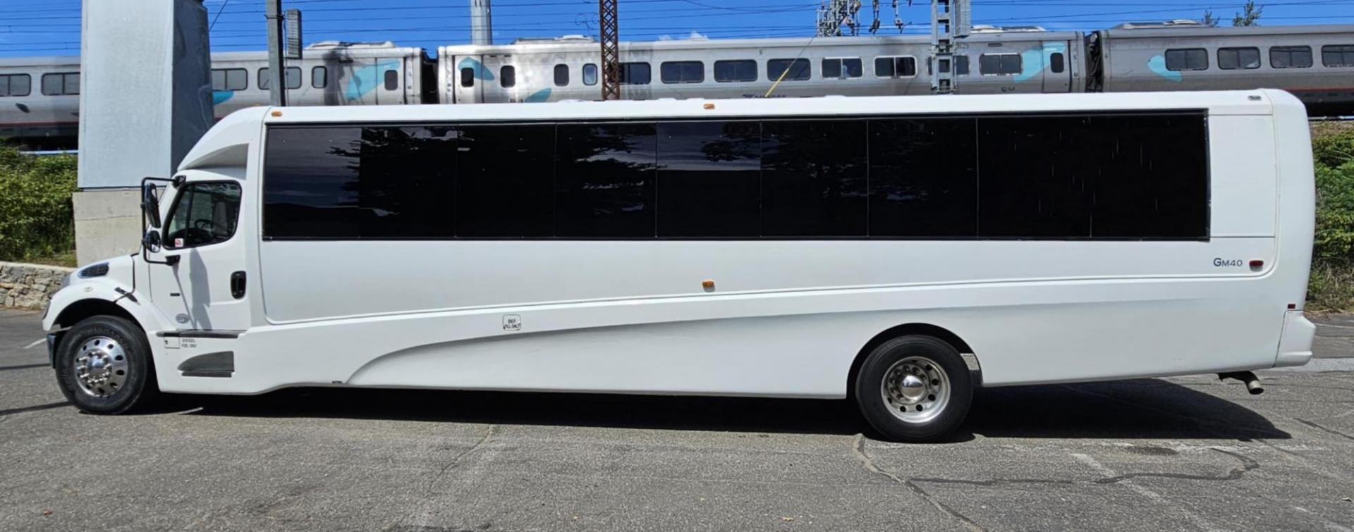 2016 White /Black Freightliner GM40 , Auto transmission, 0.000000, 0.000000 - 2016 GRECH GM40 DIESEL - 35 PASS PLUS DRIVER AND CO-PILOT - WHITE EXTERIOR - NEW BLACK SEATS W / BLUE PIPING AND LAP BELTS - REAR RESTROOM - USB PORTS - BACKUP CAMERA - OVERHEAD LUGGAGE / TV MONITORS - LARGE REAR LUGGAGE - GRAY WOOD LOOK FLOORING - TIRES 50% OR BETTER - DOT APPROVED - LOCATED IN NE - Photo#3