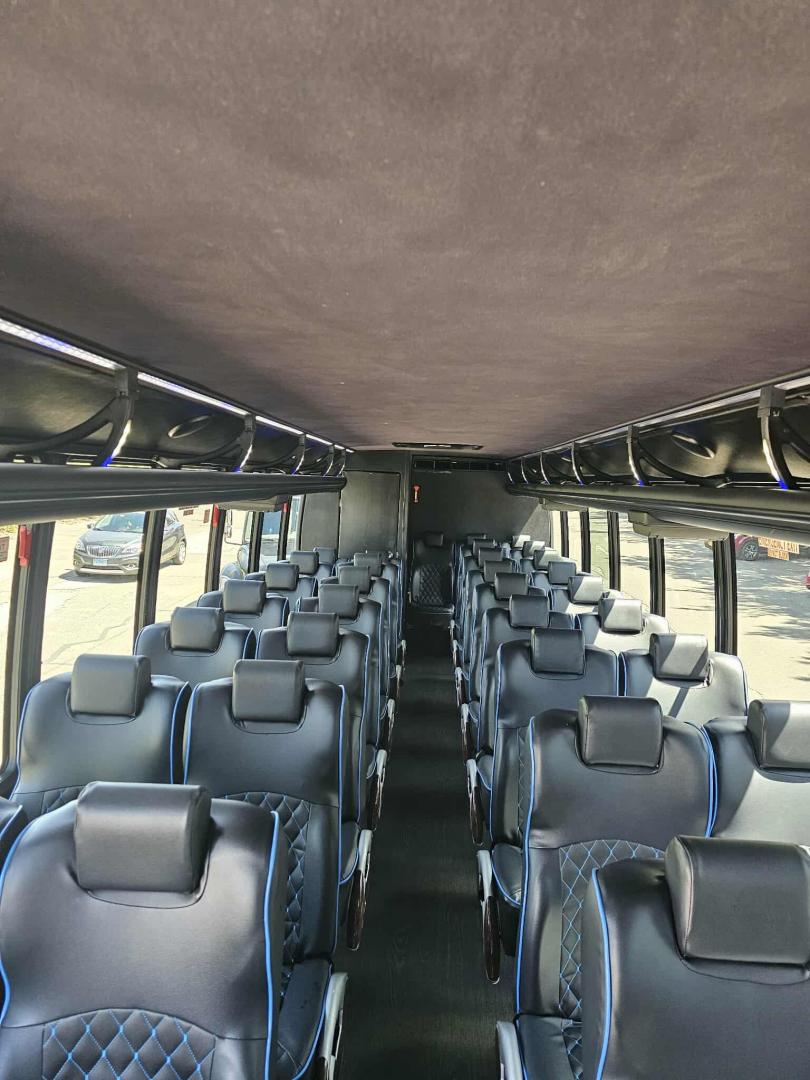 2016 White /Black Freightliner GM40 , Auto transmission, 0.000000, 0.000000 - 2016 GRECH GM40 DIESEL - 35 PASS PLUS DRIVER AND CO-PILOT - WHITE EXTERIOR - NEW BLACK SEATS W / BLUE PIPING AND LAP BELTS - REAR RESTROOM - USB PORTS - BACKUP CAMERA - OVERHEAD LUGGAGE / TV MONITORS - LARGE REAR LUGGAGE - GRAY WOOD LOOK FLOORING - TIRES 50% OR BETTER - DOT APPROVED - LOCATED IN NE - Photo#6