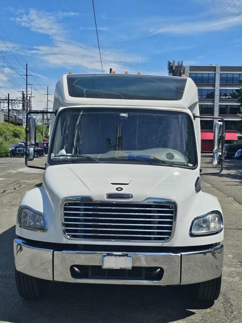 2016 White /Black Freightliner GM40 , Auto transmission, 0.000000, 0.000000 - 2016 GRECH GM40 DIESEL - 35 PASS PLUS DRIVER AND CO-PILOT - WHITE EXTERIOR - NEW BLACK SEATS W / BLUE PIPING AND LAP BELTS - REAR RESTROOM - USB PORTS - BACKUP CAMERA - OVERHEAD LUGGAGE / TV MONITORS - LARGE REAR LUGGAGE - GRAY WOOD LOOK FLOORING - TIRES 50% OR BETTER - DOT APPROVED - LOCATED IN NE - Photo#0