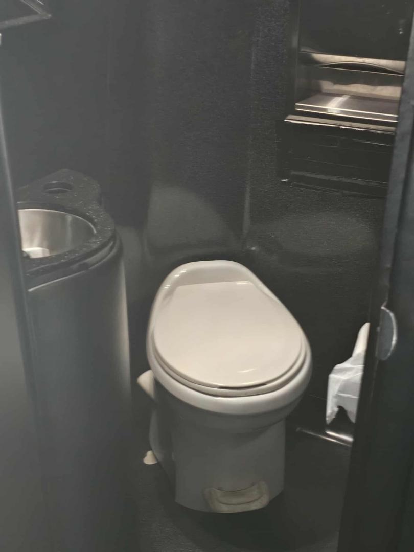 2016 White /Black Freightliner GM40 , Auto transmission, 0.000000, 0.000000 - 2016 GRECH GM40 DIESEL - 35 PASS PLUS DRIVER AND CO-PILOT - WHITE EXTERIOR - NEW BLACK SEATS W / BLUE PIPING AND LAP BELTS - REAR RESTROOM - USB PORTS - BACKUP CAMERA - OVERHEAD LUGGAGE / TV MONITORS - LARGE REAR LUGGAGE - GRAY WOOD LOOK FLOORING - TIRES 50% OR BETTER - DOT APPROVED - LOCATED IN NE - Photo#9