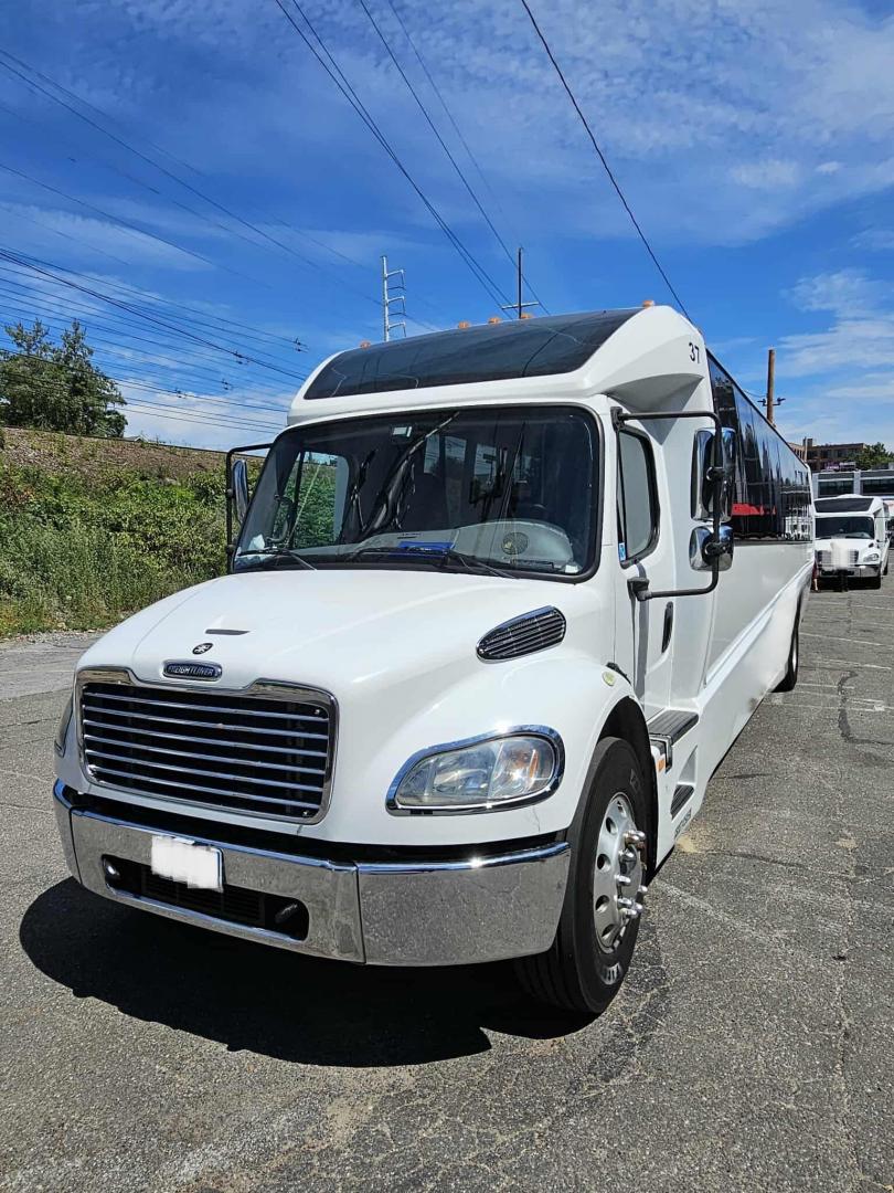 2016 White /Black Freightliner GM40 , Auto transmission, 0.000000, 0.000000 - 2016 GRECH GM40 DIESEL - 35 PASS PLUS DRIVER AND CO-PILOT - WHITE EXTERIOR - NEW BLACK SEATS W / BLUE PIPING AND LAP BELTS - REAR RESTROOM - USB PORTS - BACKUP CAMERA - OVERHEAD LUGGAGE / TV MONITORS - LARGE REAR LUGGAGE - GRAY WOOD LOOK FLOORING - TIRES 50% OR BETTER - DOT APPROVED - LOCATED IN NE - Photo#1