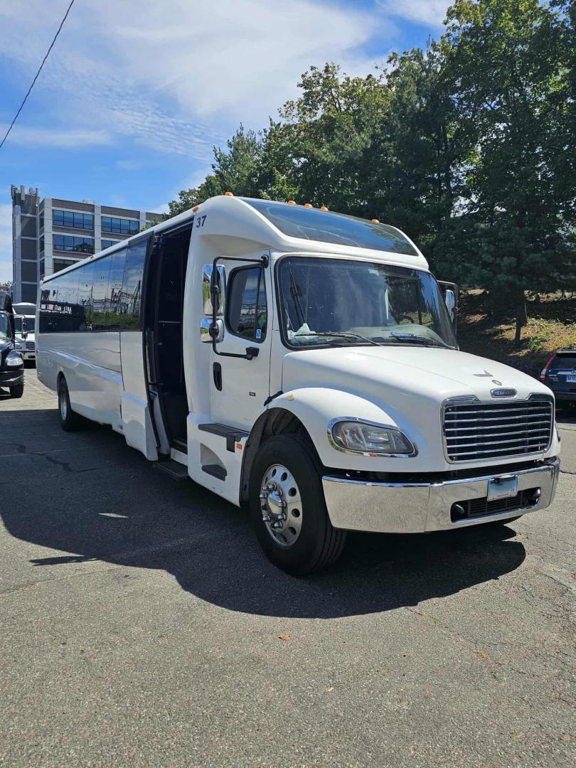2016 White /Black Freightliner GM40 , Auto transmission, 0.000000, 0.000000 - 2016 GRECH GM40 DIESEL - 35 PASS PLUS DRIVER AND CO-PILOT - WHITE EXTERIOR - NEW BLACK SEATS W / BLUE PIPING AND LAP BELTS - REAR RESTROOM - USB PORTS - BACKUP CAMERA - OVERHEAD LUGGAGE / TV MONITORS - LARGE REAR LUGGAGE - GRAY WOOD LOOK FLOORING - TIRES 50% OR BETTER - DOT APPROVED - LOCATED IN NE - Photo#2