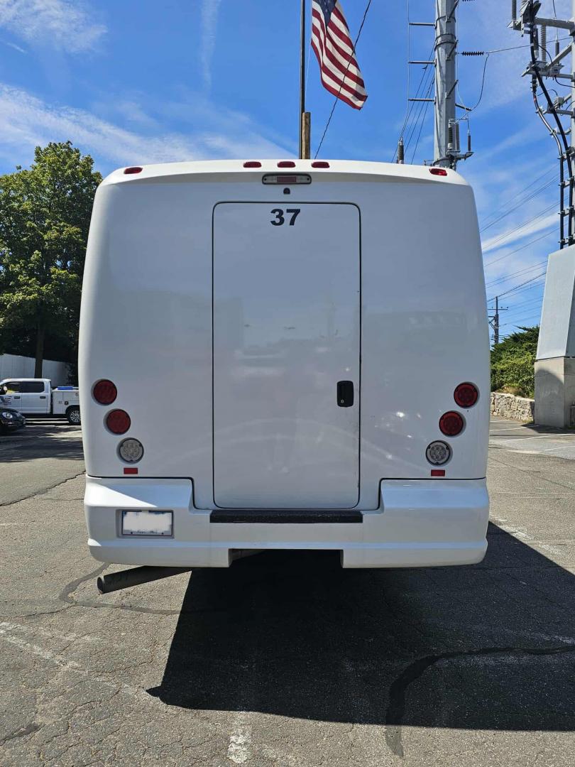 2016 White /Black Freightliner GM40 , Auto transmission, 0.000000, 0.000000 - 2016 GRECH GM40 DIESEL - 35 PASS PLUS DRIVER AND CO-PILOT - WHITE EXTERIOR - NEW BLACK SEATS W / BLUE PIPING AND LAP BELTS - REAR RESTROOM - USB PORTS - BACKUP CAMERA - OVERHEAD LUGGAGE / TV MONITORS - LARGE REAR LUGGAGE - GRAY WOOD LOOK FLOORING - TIRES 50% OR BETTER - DOT APPROVED - LOCATED IN NE - Photo#5