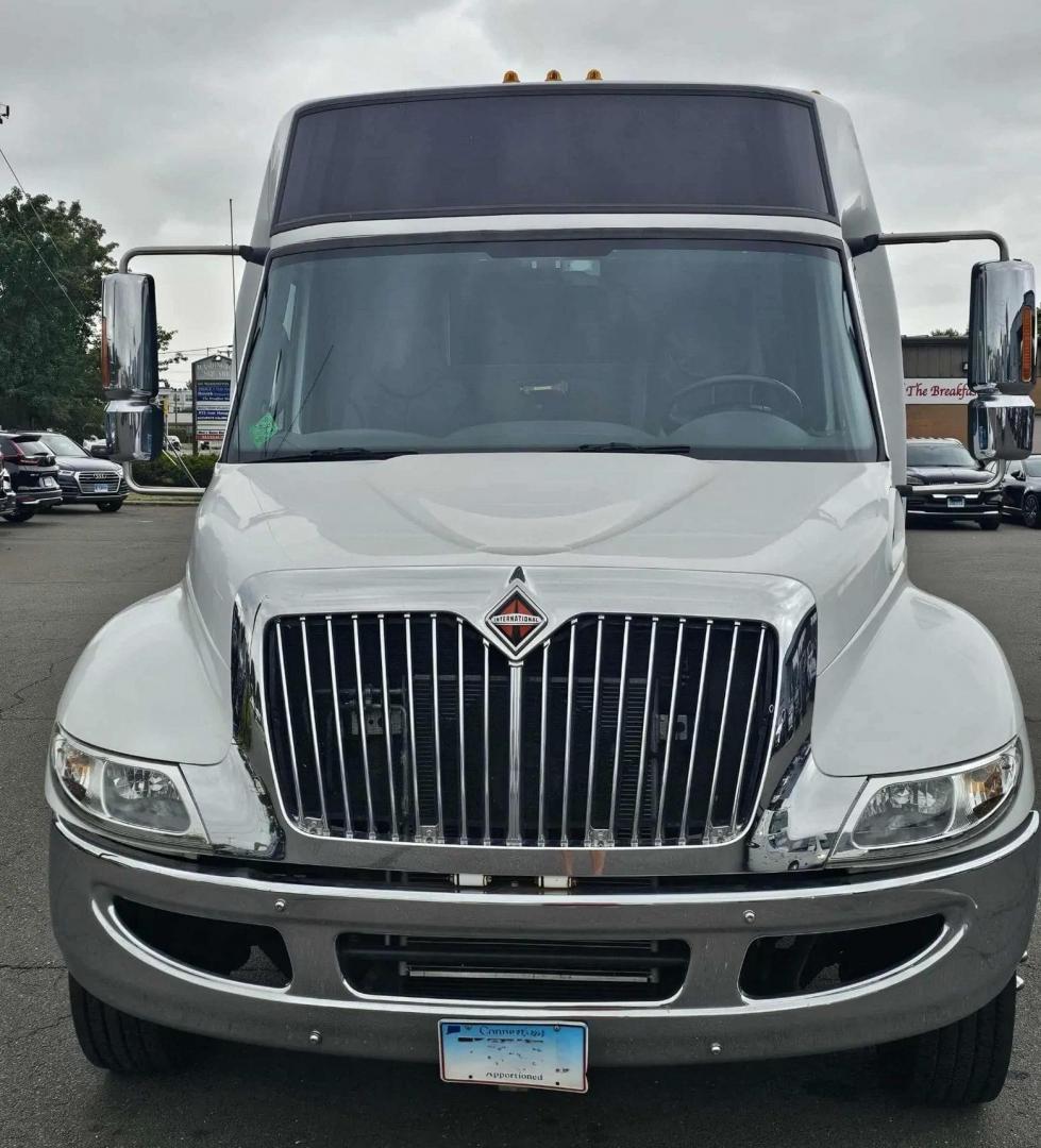 2004 White /Black International KK38 , Auto transmission, 0.000000, 0.000000 - 2004 KK38 LIMO BUS MAKE - INTERNATIONAL YEAR - 2004 MODEL - 3200 DT530 BUILDER - KRYSTAL KK38 MILEAGE - 66,944 WHITE EXTERIOR BLACK INTERIOR PASSENGER - 28 LIMO BENCH SEATING 3 BARS W/ COOLERS STAINLESS CEILING W/ FIBER LIGHTS CEILING GRAB BARS RGB LIGHTING TV'S FRONT AND BACK WALL REAR LUGGAGE SPAC - Photo#0