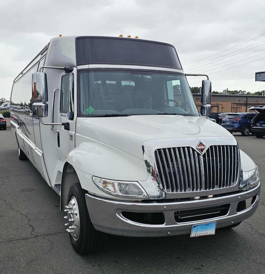 2004 White /Black International KK38 , Auto transmission, 0.000000, 0.000000 - 2004 KK38 LIMO BUS MAKE - INTERNATIONAL YEAR - 2004 MODEL - 3200 DT530 BUILDER - KRYSTAL KK38 MILEAGE - 66,944 WHITE EXTERIOR BLACK INTERIOR PASSENGER - 28 LIMO BENCH SEATING 3 BARS W/ COOLERS STAINLESS CEILING W/ FIBER LIGHTS CEILING GRAB BARS RGB LIGHTING TV'S FRONT AND BACK WALL REAR LUGGAGE SPAC - Photo#1