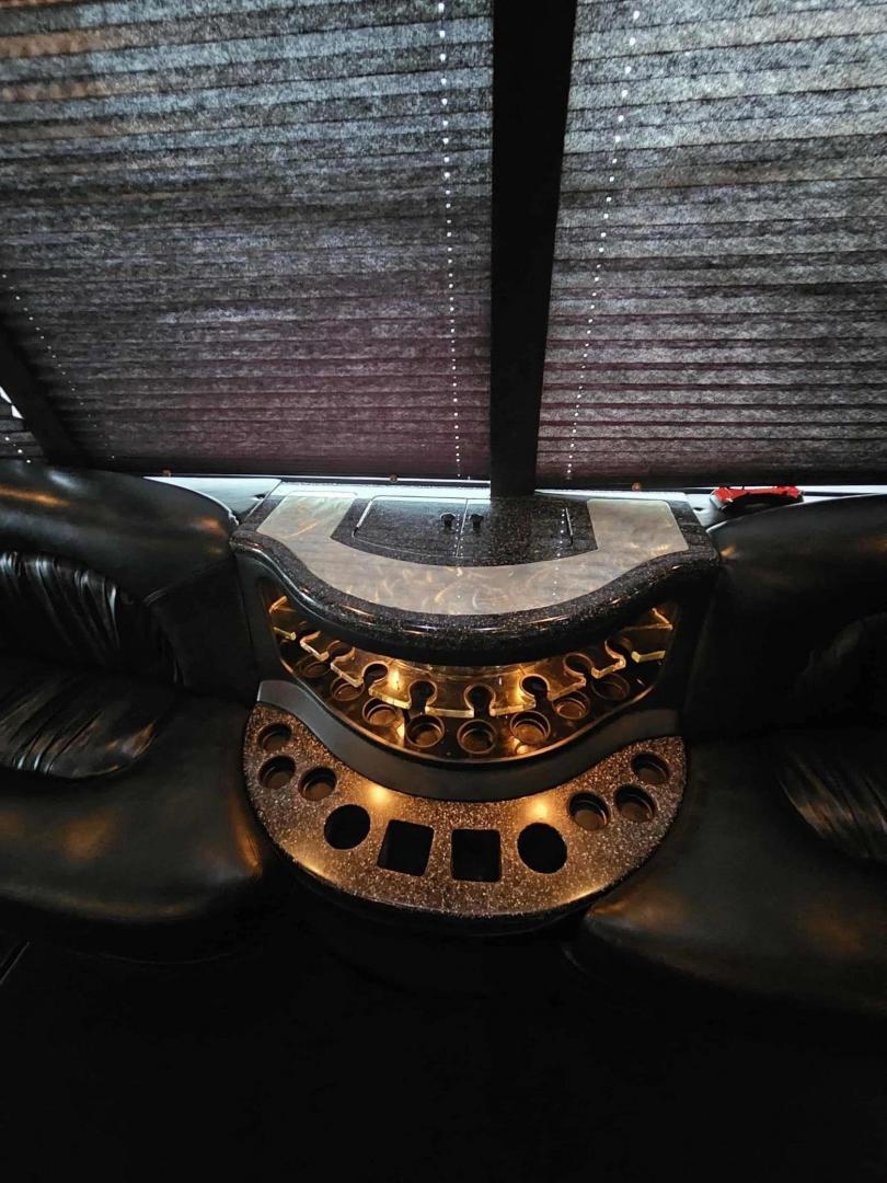 2004 White /Black International KK38 , Auto transmission, 0.000000, 0.000000 - 2004 KK38 LIMO BUS MAKE - INTERNATIONAL YEAR - 2004 MODEL - 3200 DT530 BUILDER - KRYSTAL KK38 MILEAGE - 66,944 WHITE EXTERIOR BLACK INTERIOR PASSENGER - 28 LIMO BENCH SEATING 3 BARS W/ COOLERS STAINLESS CEILING W/ FIBER LIGHTS CEILING GRAB BARS RGB LIGHTING TV'S FRONT AND BACK WALL REAR LUGGAGE SPAC - Photo#7