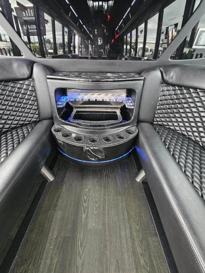 2016 White /Black Ford F550 with an Diesel engine, Auto transmission, 0.000000, 0.000000 - Photo#7