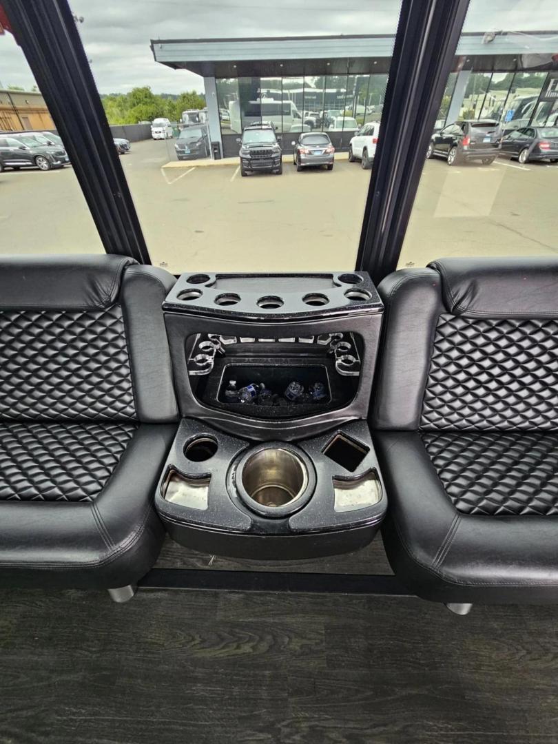 2016 White /Black Ford F550 with an Diesel engine, Auto transmission, 0.000000, 0.000000 - Photo#10