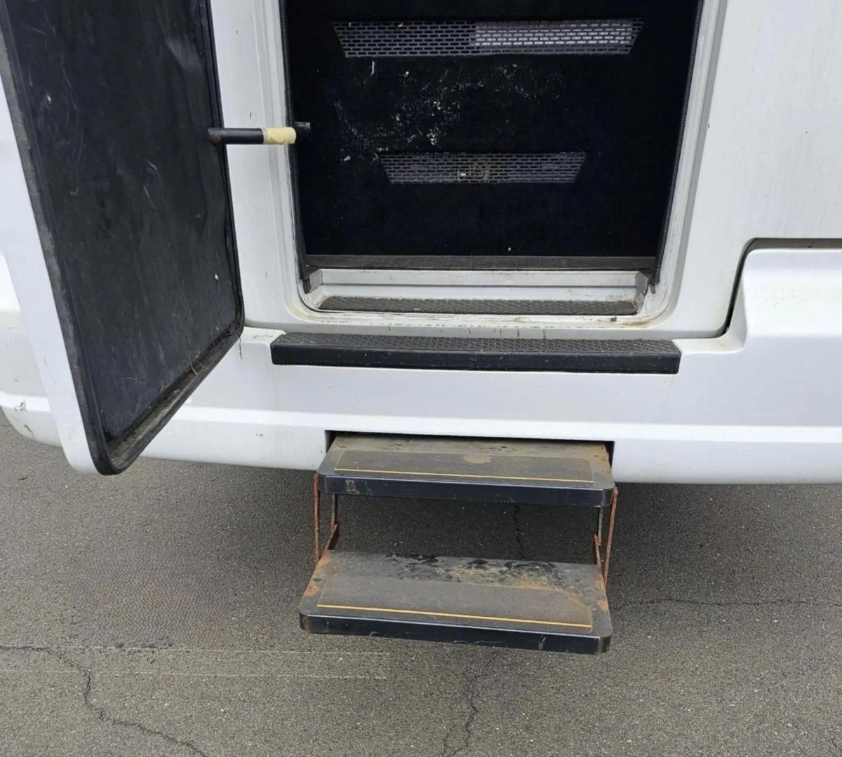 2016 White /Black Ford F550 with an Diesel engine, Auto transmission, 0.000000, 0.000000 - Photo#4