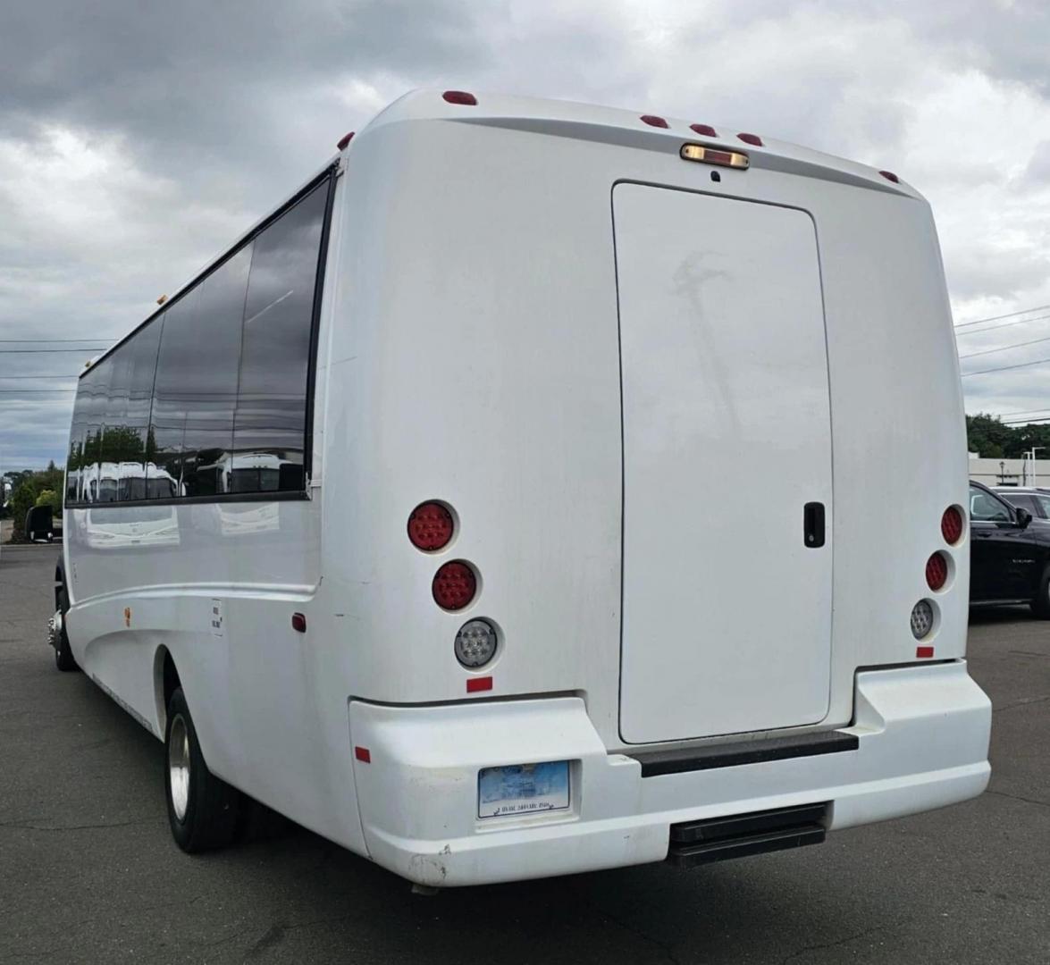 2016 White /Black Ford F550 with an Diesel engine, Auto transmission, 0.000000, 0.000000 - Photo#3