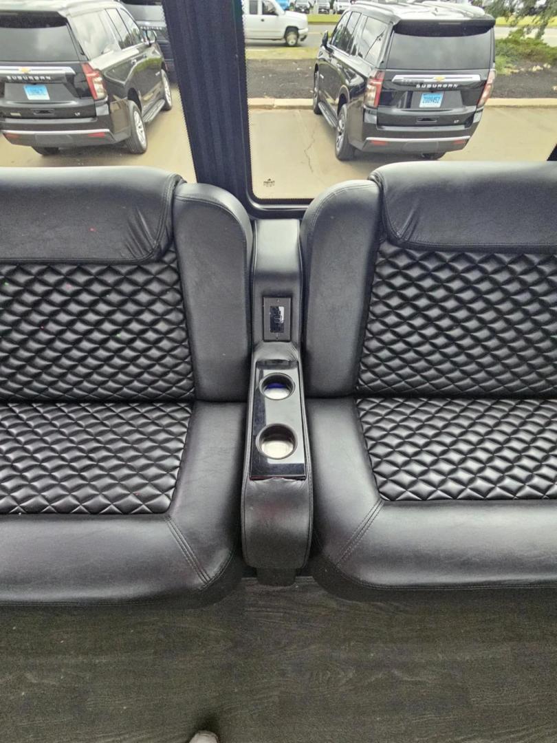 2016 White /Black Ford F550 with an Diesel engine, Auto transmission, 0.000000, 0.000000 - Photo#13