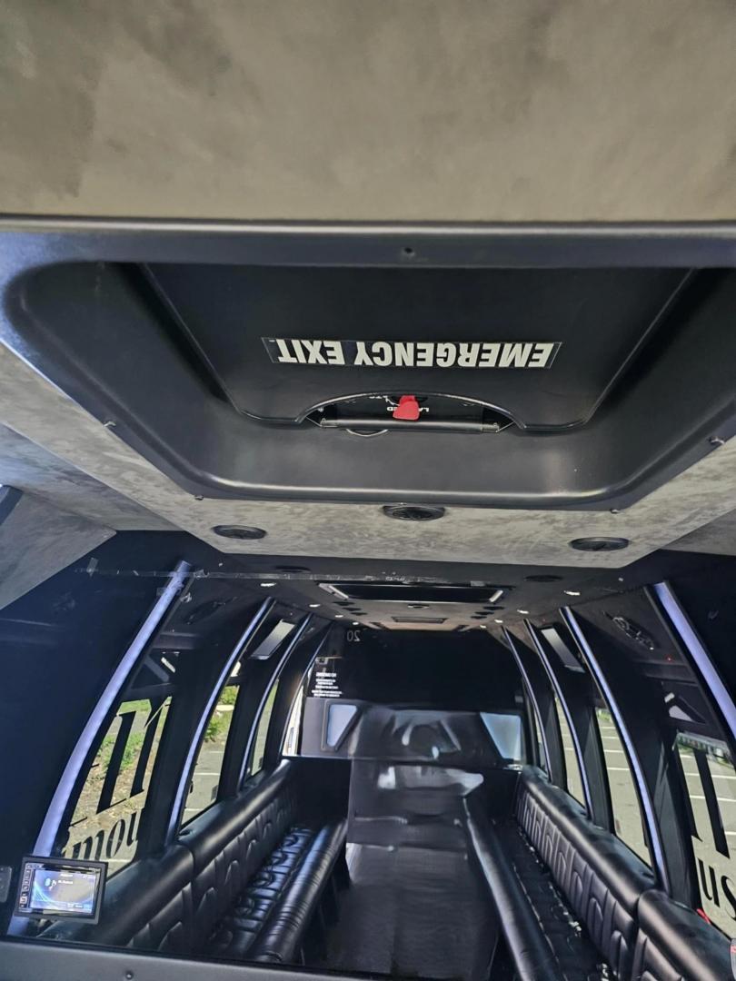 2019 White /Black Ford E350 with an Gas engine, Auto transmission, 0.000000, 0.000000 - Photo#3