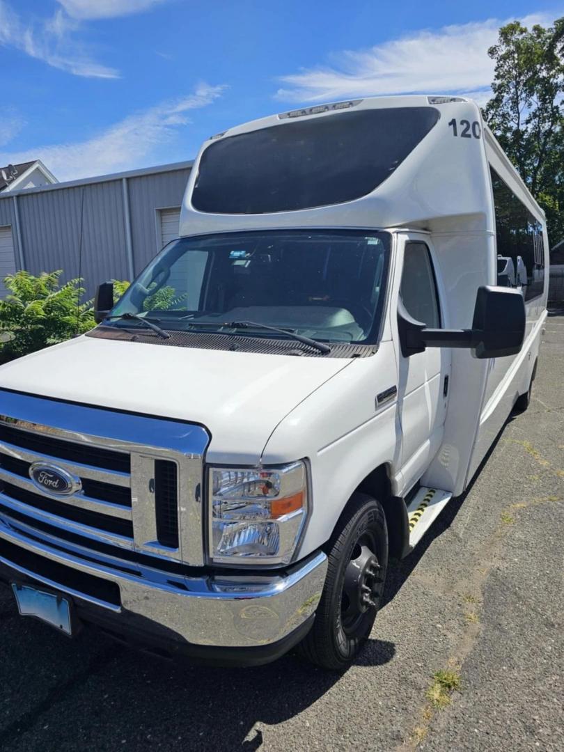 2019 White /Black Ford E350 with an Gas engine, Auto transmission, 0.000000, 0.000000 - Photo#0