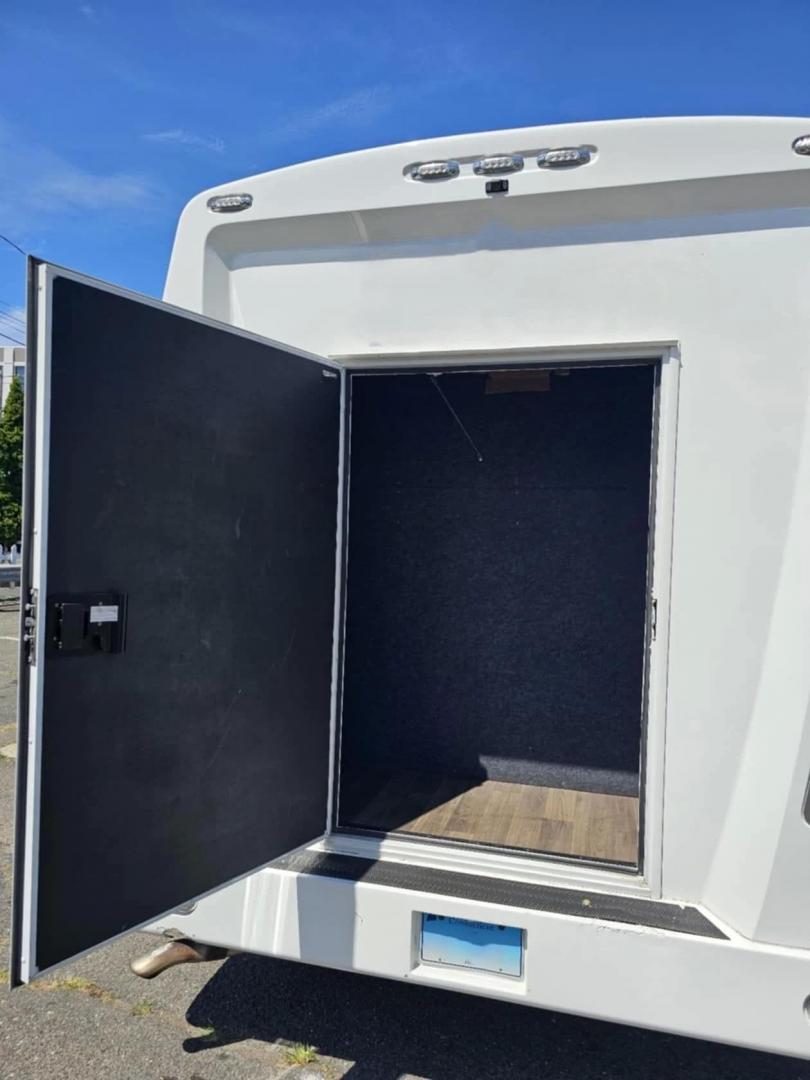 2019 White /Black Ford E350 with an Gas engine, Auto transmission, 0.000000, 0.000000 - Photo#1