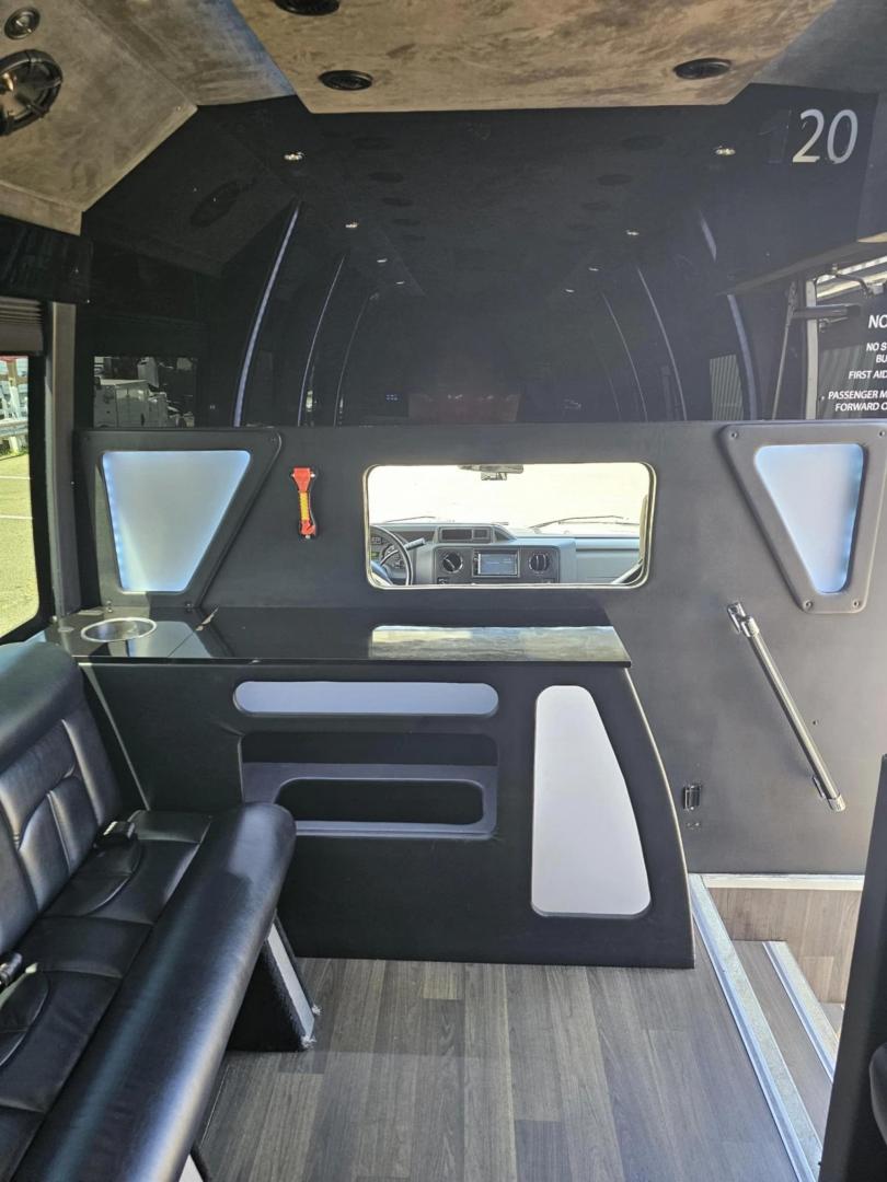 2019 White /Black Ford E350 with an Gas engine, Auto transmission, 0.000000, 0.000000 - Photo#5