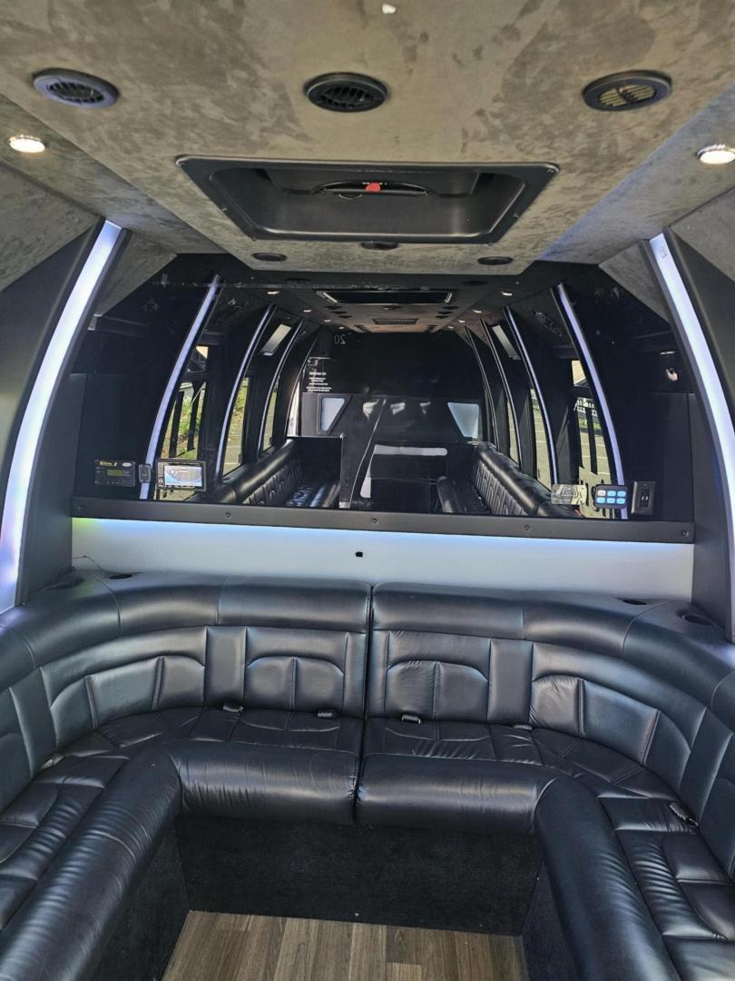 2019 White /Black Ford E350 with an Gas engine, Auto transmission, 0.000000, 0.000000 - Photo#6