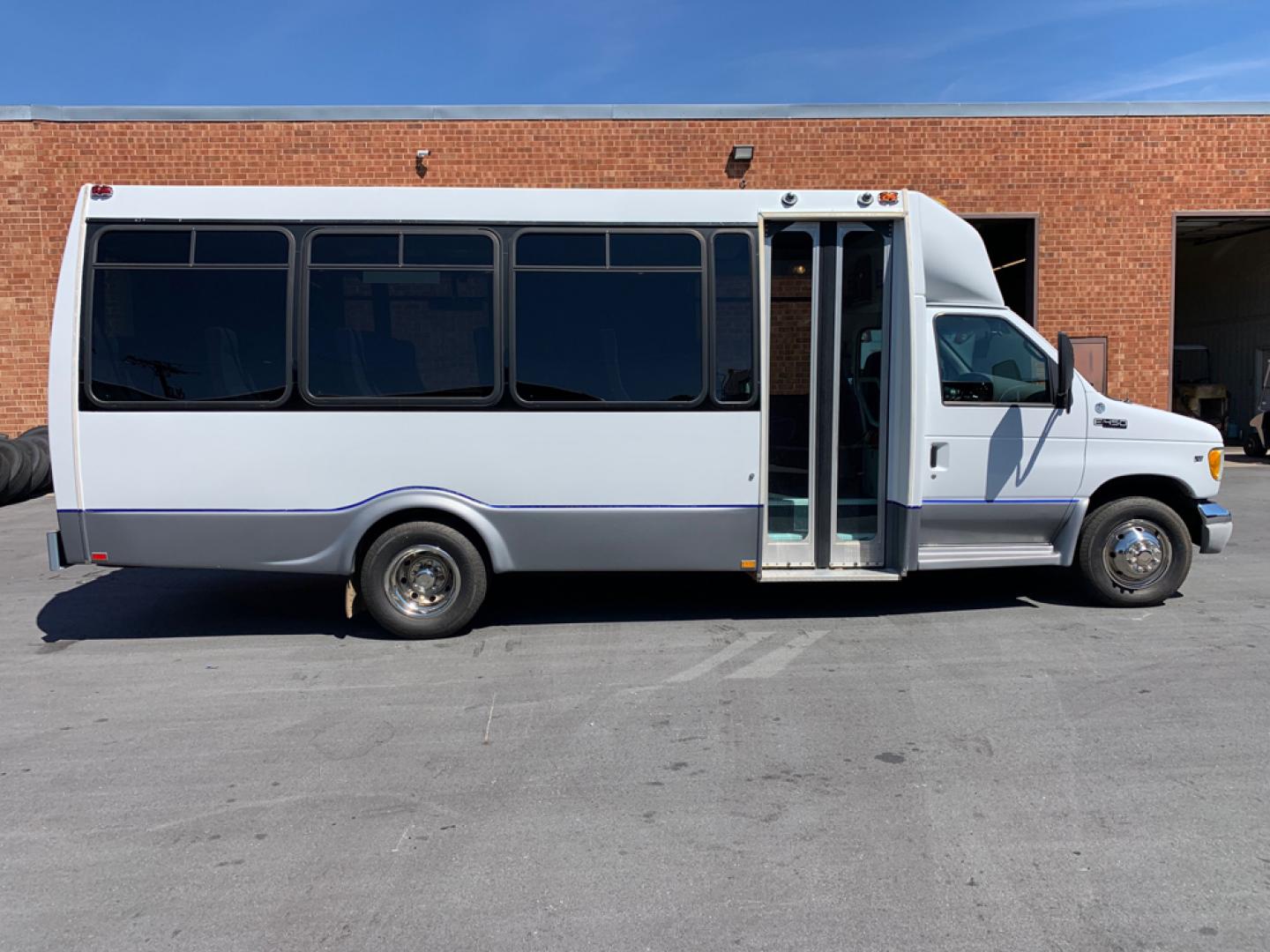 2002 White Ford E450 with an V10 engine, Auto transmission, 0.000000, 0.000000 - Photo#1