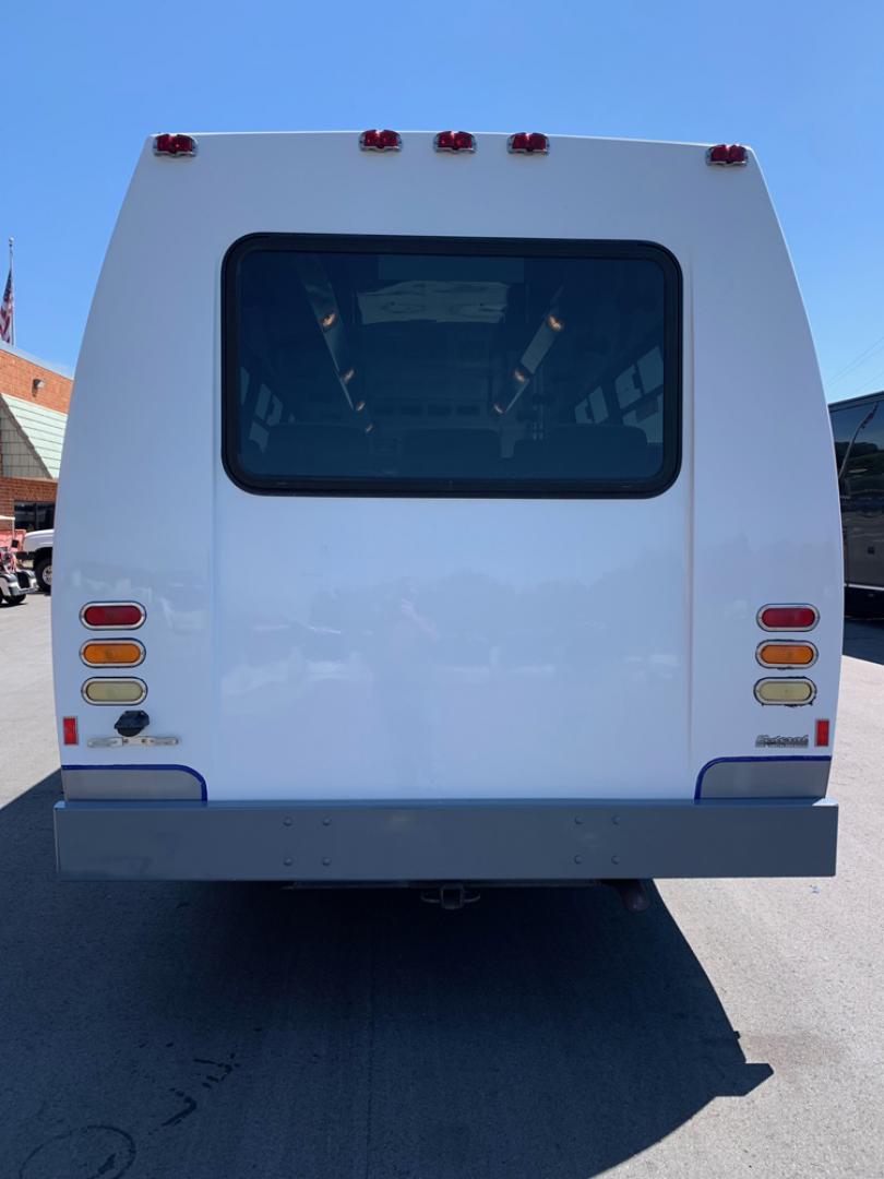 2002 White Ford E450 with an V10 engine, Auto transmission, 0.000000, 0.000000 - Photo#3