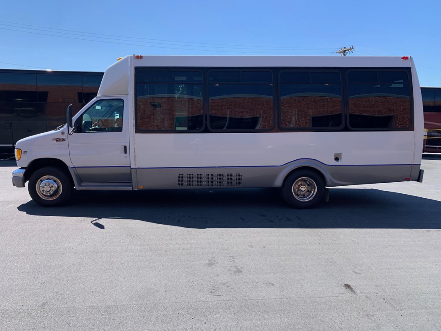 2002 White Ford E450 with an V10 engine, Auto transmission, 0.000000, 0.000000 - Photo#5