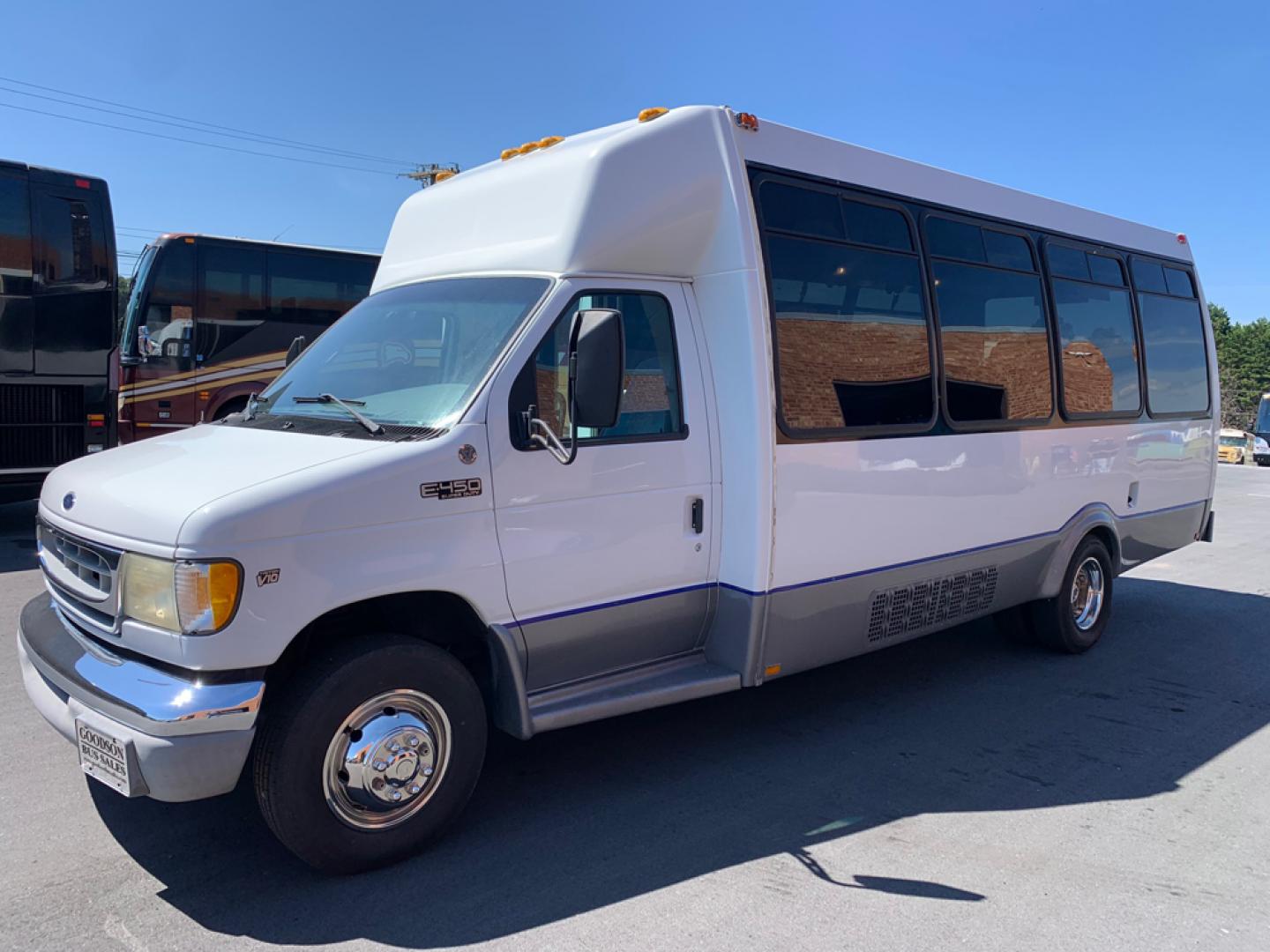 2002 White Ford E450 with an V10 engine, Auto transmission, 0.000000, 0.000000 - Photo#6