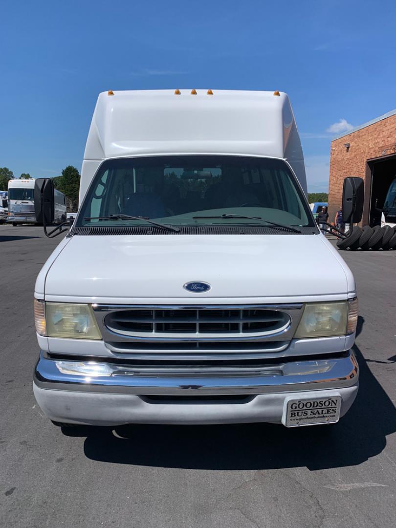 2002 White Ford E450 with an V10 engine, Auto transmission, 0.000000, 0.000000 - Photo#7