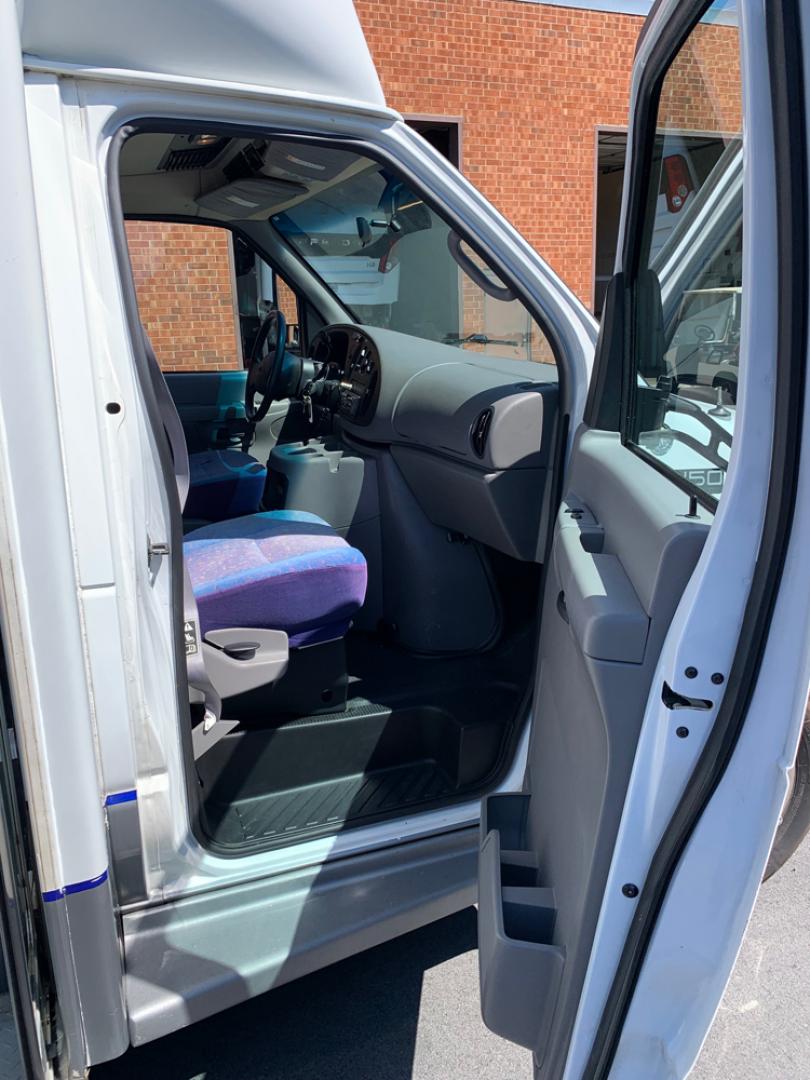 2002 White Ford E450 with an V10 engine, Auto transmission, 0.000000, 0.000000 - Photo#9