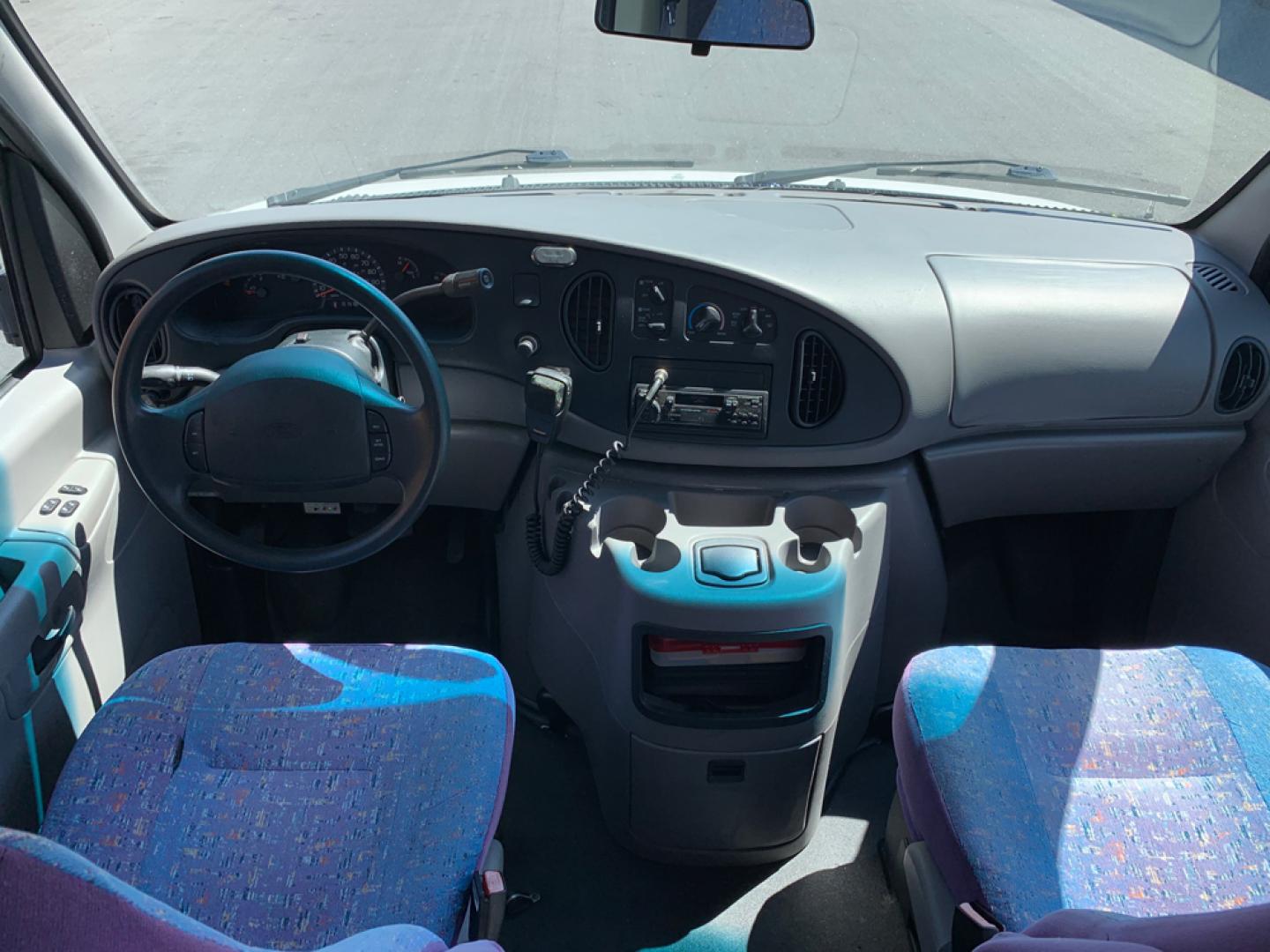 2002 White Ford E450 with an V10 engine, Auto transmission, 0.000000, 0.000000 - Photo#11