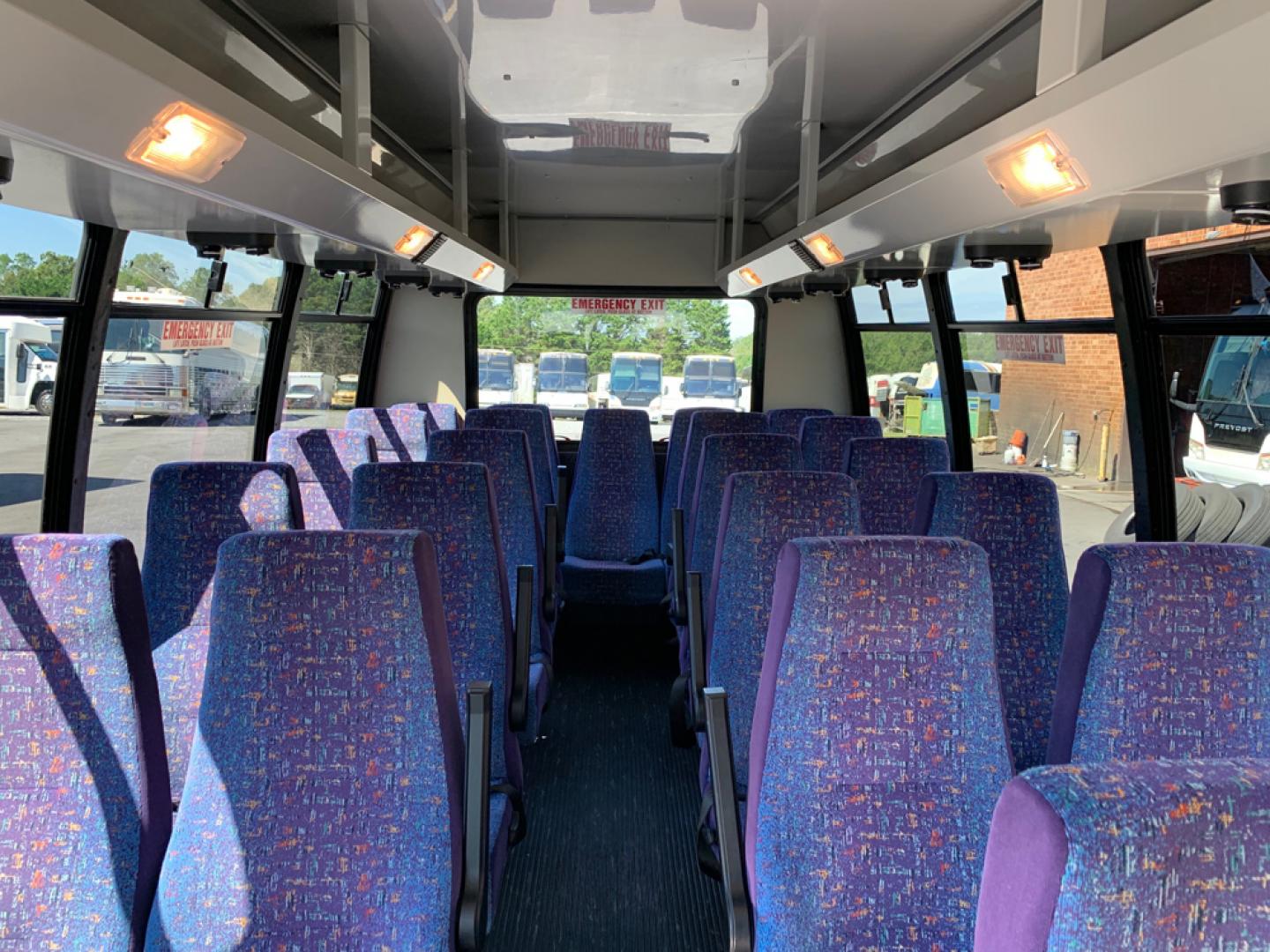 2002 White Ford E450 with an V10 engine, Auto transmission, 0.000000, 0.000000 - Photo#12