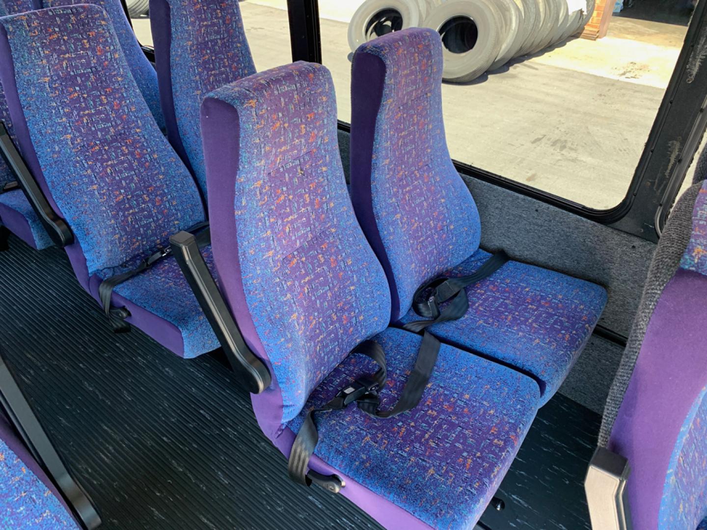 2002 White Ford E450 with an V10 engine, Auto transmission, 0.000000, 0.000000 - Photo#13