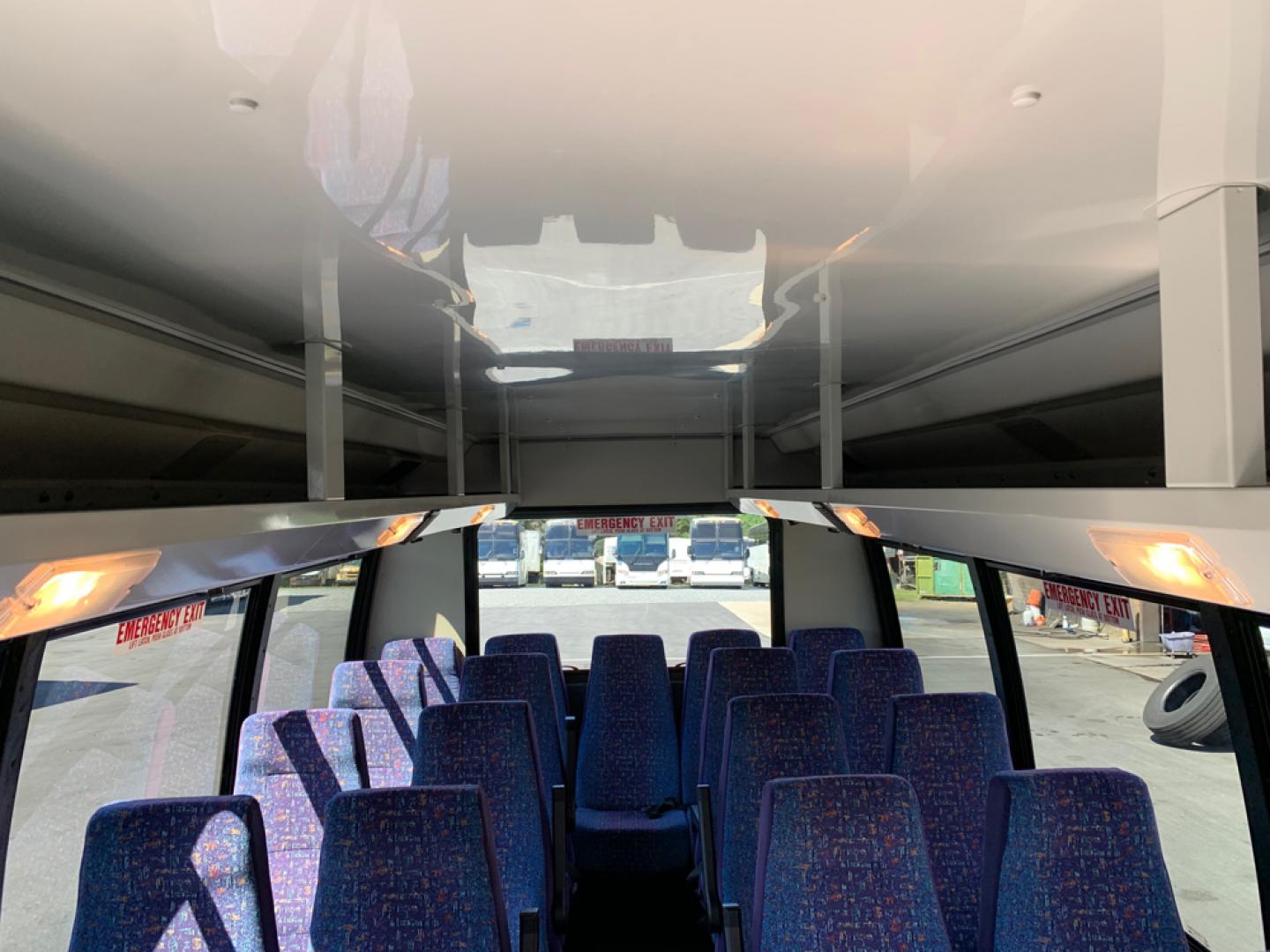 2002 White Ford E450 with an V10 engine, Auto transmission, 0.000000, 0.000000 - Photo#14