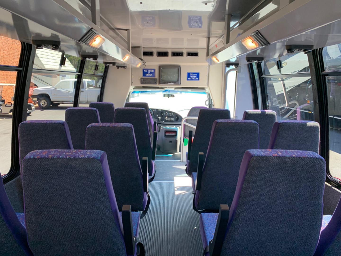 2002 White Ford E450 with an V10 engine, Auto transmission, 0.000000, 0.000000 - Photo#15