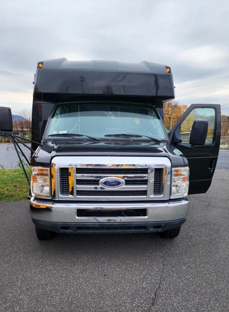 2013 /Black Ford E450 with an V10 engine, Auto transmission, 0.000000, 0.000000 - 2013 FORD E450 V-10 GAS TURTLE TOP BLACK EXTERIOR 24 PASS EXECUTIVE SHUTTLE BLACK EXECUTIVE SEATS - (SEAT COVER NEED REPLACED) LAP BELTS RECLINER SEATS WOOD LOOK FLOORING OVERHEAD RACKS REAR LUGGAGE AIR RIDE NEW TRANSMISSION AND MUCH MORE! LOCATED IN NEWBURGEH, NY FINANCING AVAILABLE WITH APPROVED C - Photo#1