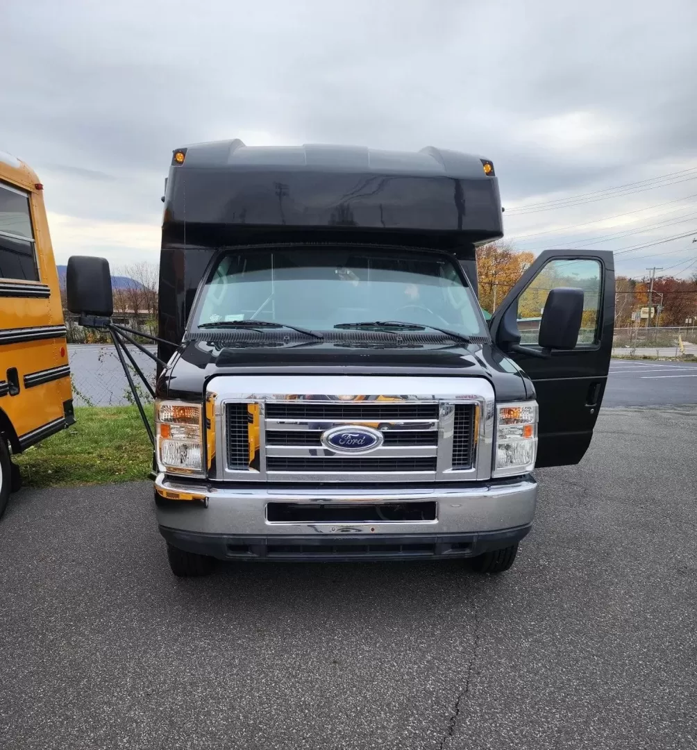 2013 /Black Ford E450 with an V10 engine, Auto transmission, 0.000000, 0.000000 - 2013 FORD E450 V-10 GAS TURTLE TOP BLACK EXTERIOR 24 PASS EXECUTIVE SHUTTLE BLACK EXECUTIVE SEATS - (SEAT COVER NEED REPLACED) LAP BELTS RECLINER SEATS WOOD LOOK FLOORING OVERHEAD RACKS REAR LUGGAGE AIR RIDE NEW TRANSMISSION AND MUCH MORE! LOCATED IN NEWBURGEH, NY FINANCING AVAILABLE WITH APPROVED C - Photo#0