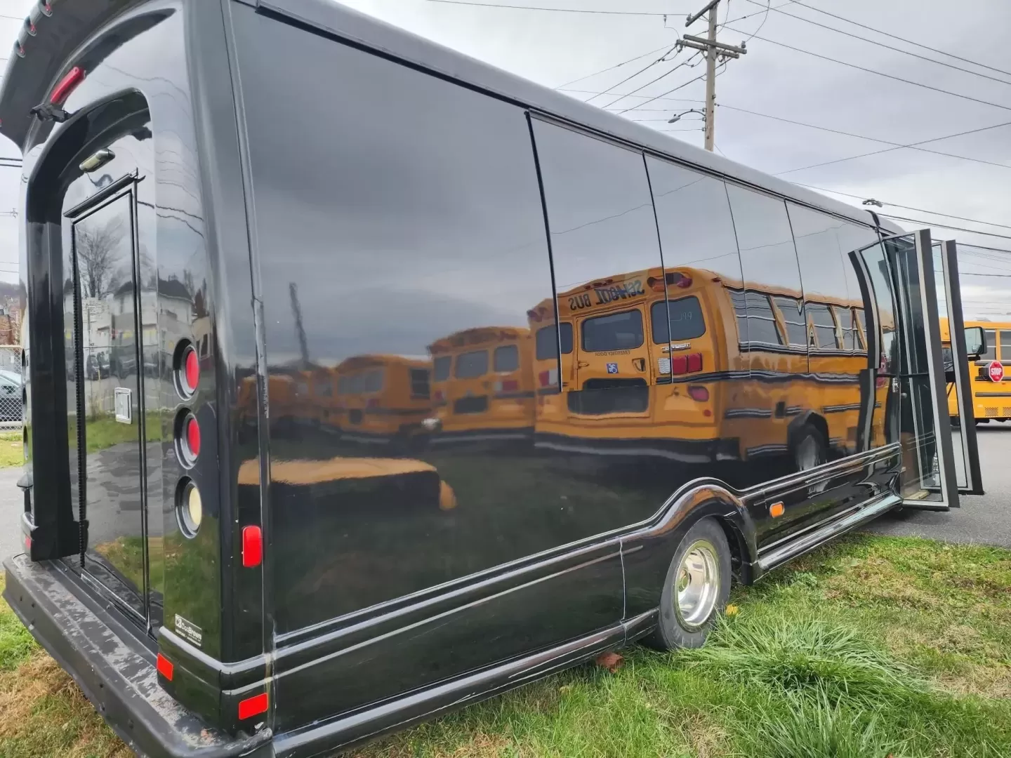 2013 /Black Ford E450 with an V10 engine, Auto transmission, 0.000000, 0.000000 - 2013 FORD E450 V-10 GAS TURTLE TOP BLACK EXTERIOR 24 PASS EXECUTIVE SHUTTLE BLACK EXECUTIVE SEATS - (SEAT COVER NEED REPLACED) LAP BELTS RECLINER SEATS WOOD LOOK FLOORING OVERHEAD RACKS REAR LUGGAGE AIR RIDE NEW TRANSMISSION AND MUCH MORE! LOCATED IN NEWBURGEH, NY FINANCING AVAILABLE WITH APPROVED C - Photo#3