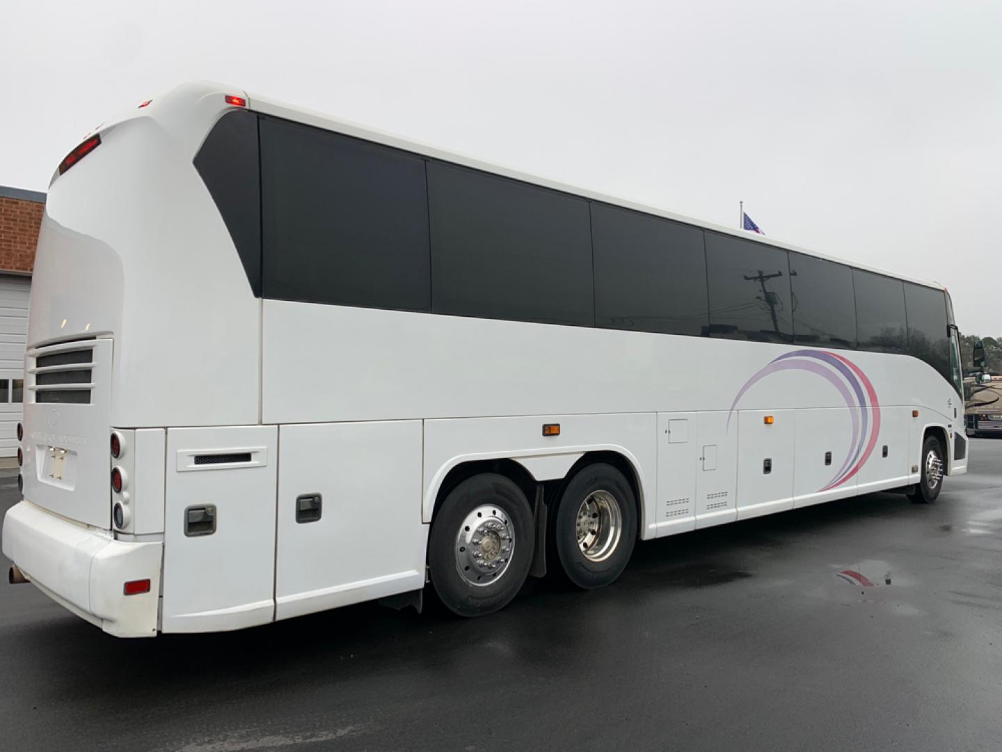 2007 White /Gray MCI J4500 with an Cat Diesel engine, ZF AUTO transmission, located at 1725 US-68 N, Bellefontaine, OH, 43311, (937) 592-5466, 40.387783, -83.752388 - 2007 MCI J4500 - Cat Diesel Engine - ZF Auto Trans. - 45' - 56 Passengers - Seat Belts - 6 Flat Screens and DVD - Enclosed parcel racks – Restroom - Aluminum Wheels - Photo#2