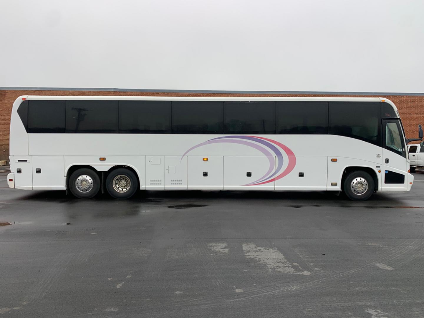 2007 White /Gray MCI J4500 with an Cat Diesel engine, ZF AUTO transmission, located at 1725 US-68 N, Bellefontaine, OH, 43311, (937) 592-5466, 40.387783, -83.752388 - 2007 MCI J4500 - Cat Diesel Engine - ZF Auto Trans. - 45' - 56 Passengers - Seat Belts - 6 Flat Screens and DVD - Enclosed parcel racks – Restroom - Aluminum Wheels - Photo#1