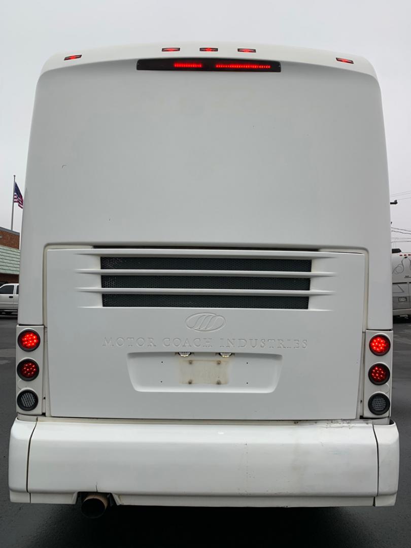 2007 White /Gray MCI J4500 with an Cat Diesel engine, ZF AUTO transmission, located at 1725 US-68 N, Bellefontaine, OH, 43311, (937) 592-5466, 40.387783, -83.752388 - 2007 MCI J4500 - Cat Diesel Engine - ZF Auto Trans. - 45' - 56 Passengers - Seat Belts - 6 Flat Screens and DVD - Enclosed parcel racks – Restroom - Aluminum Wheels - Photo#3