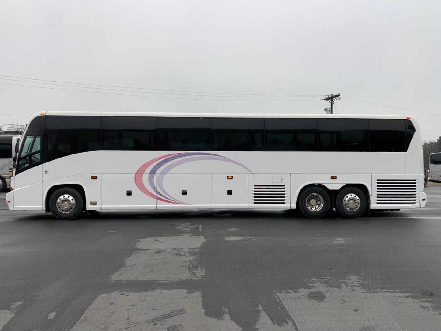2007 White /Gray MCI J4500 with an Cat Diesel engine, ZF AUTO transmission, located at 1725 US-68 N, Bellefontaine, OH, 43311, (937) 592-5466, 40.387783, -83.752388 - 2007 MCI J4500 - Cat Diesel Engine - ZF Auto Trans. - 45' - 56 Passengers - Seat Belts - 6 Flat Screens and DVD - Enclosed parcel racks – Restroom - Aluminum Wheels - Photo#5