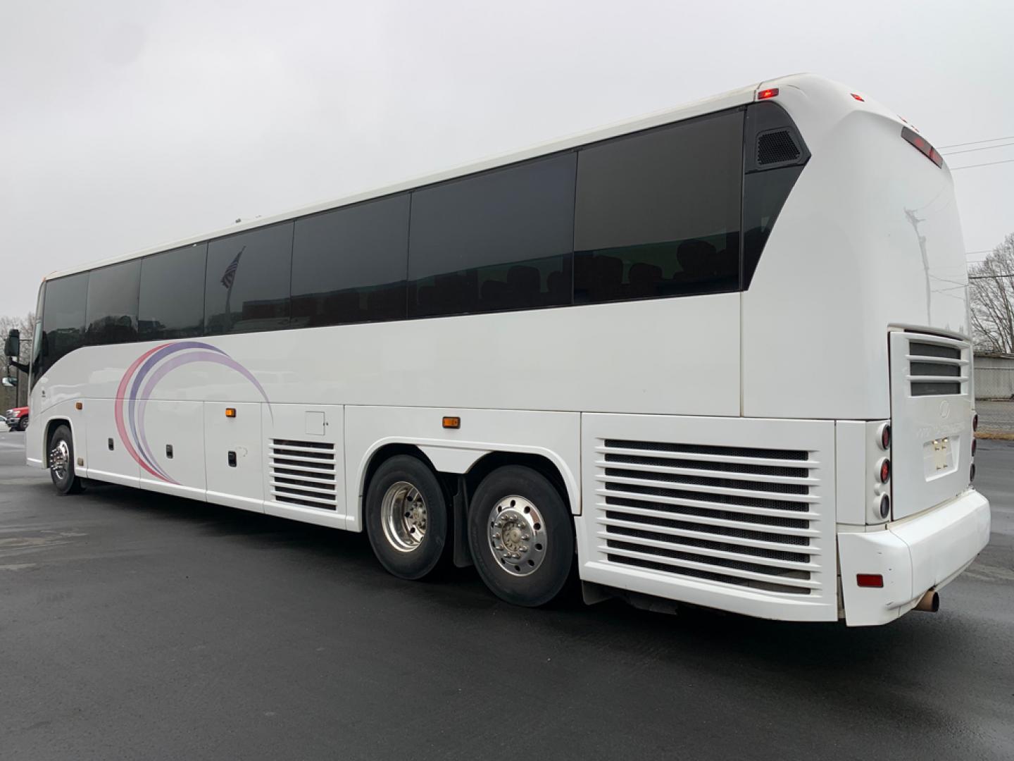 2007 White /Gray MCI J4500 with an Cat Diesel engine, ZF AUTO transmission, located at 1725 US-68 N, Bellefontaine, OH, 43311, (937) 592-5466, 40.387783, -83.752388 - 2007 MCI J4500 - Cat Diesel Engine - ZF Auto Trans. - 45' - 56 Passengers - Seat Belts - 6 Flat Screens and DVD - Enclosed parcel racks – Restroom - Aluminum Wheels - Photo#4