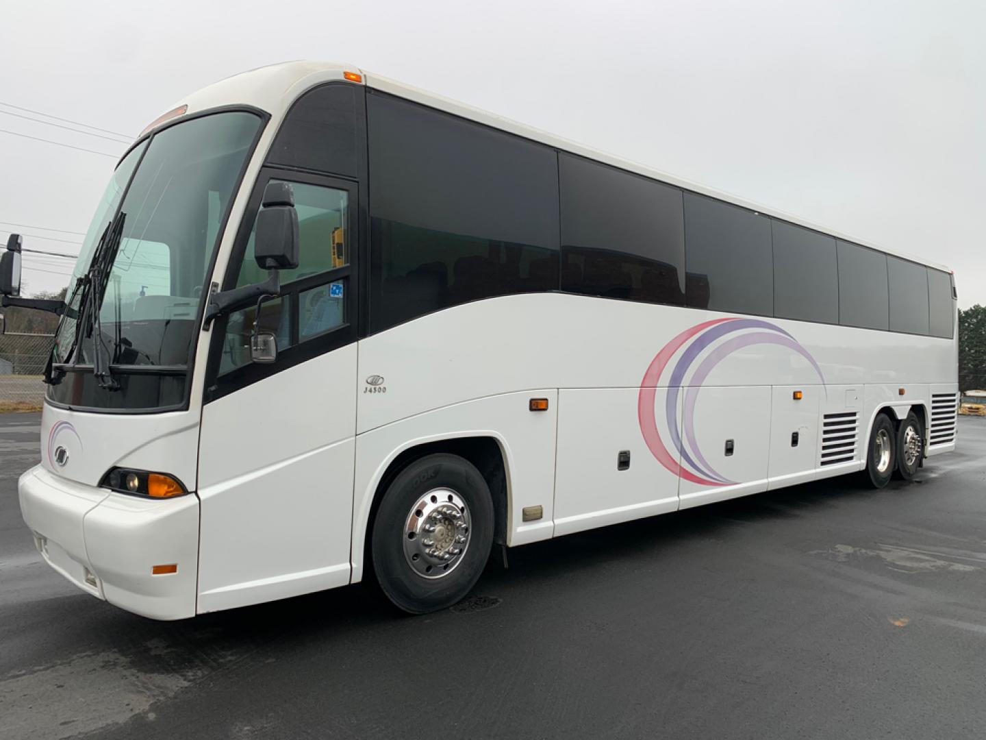 2007 White /Gray MCI J4500 with an Cat Diesel engine, ZF AUTO transmission, located at 1725 US-68 N, Bellefontaine, OH, 43311, (937) 592-5466, 40.387783, -83.752388 - 2007 MCI J4500 - Cat Diesel Engine - ZF Auto Trans. - 45' - 56 Passengers - Seat Belts - 6 Flat Screens and DVD - Enclosed parcel racks – Restroom - Aluminum Wheels - Photo#6