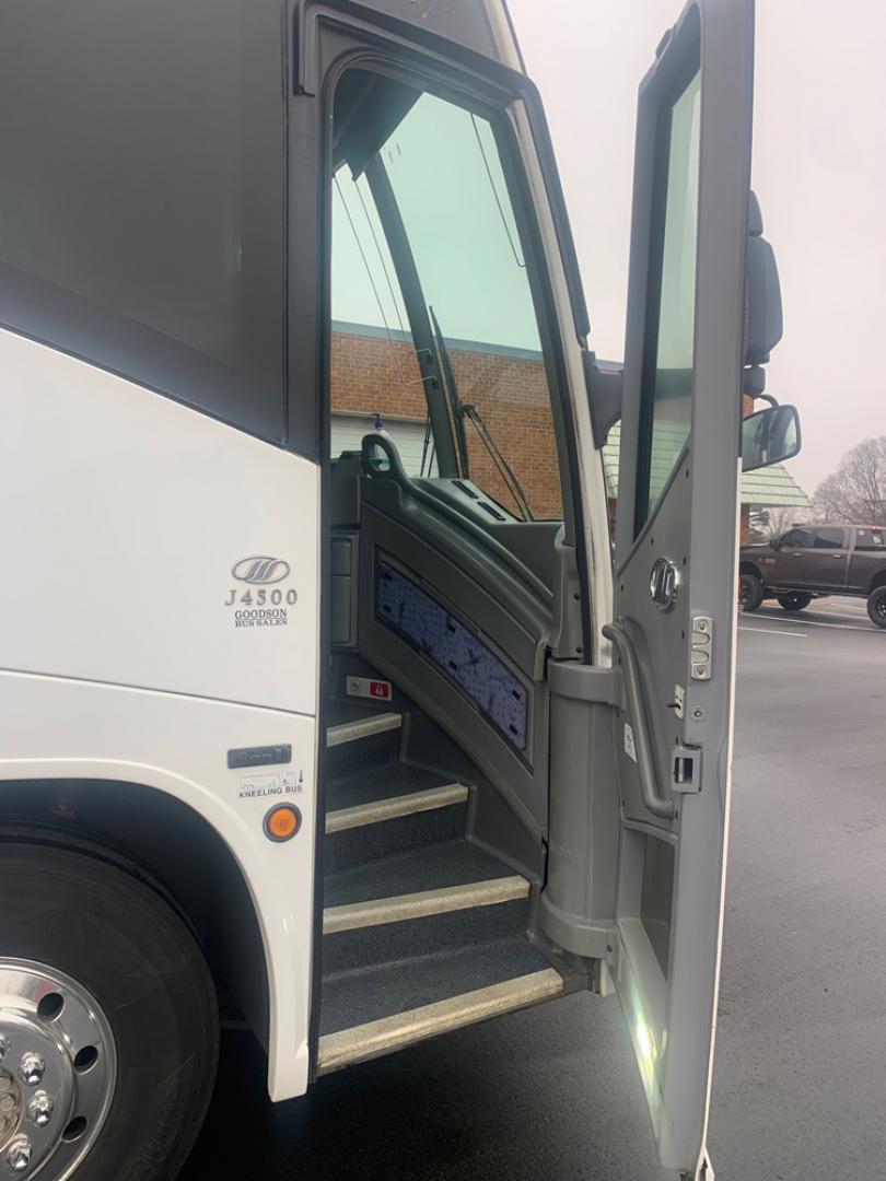 2007 White /Gray MCI J4500 with an Cat Diesel engine, ZF AUTO transmission, located at 1725 US-68 N, Bellefontaine, OH, 43311, (937) 592-5466, 40.387783, -83.752388 - 2007 MCI J4500 - Cat Diesel Engine - ZF Auto Trans. - 45' - 56 Passengers - Seat Belts - 6 Flat Screens and DVD - Enclosed parcel racks – Restroom - Aluminum Wheels - Photo#8