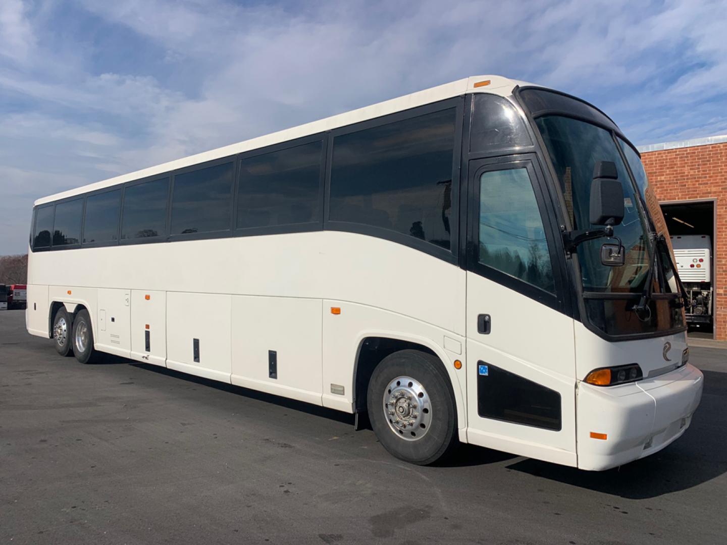 1999 White /Gray/ Red/Blue MCI EL3 with an Series 60 Detroit Diesel engine, Allison transmission, located at 1725 US-68 N, Bellefontaine, OH, 43311, (937) 592-5466, 40.387783, -83.752388 - Series 60 Diesel Engine - Allison Auto Trans. - 45' - 54 Passengers - 6 Flat Screens and DVD - Enclosed parcel racks – Restroom - 110V Outlets - Aluminum Wheels - Two Owner Coach - - Photo#0