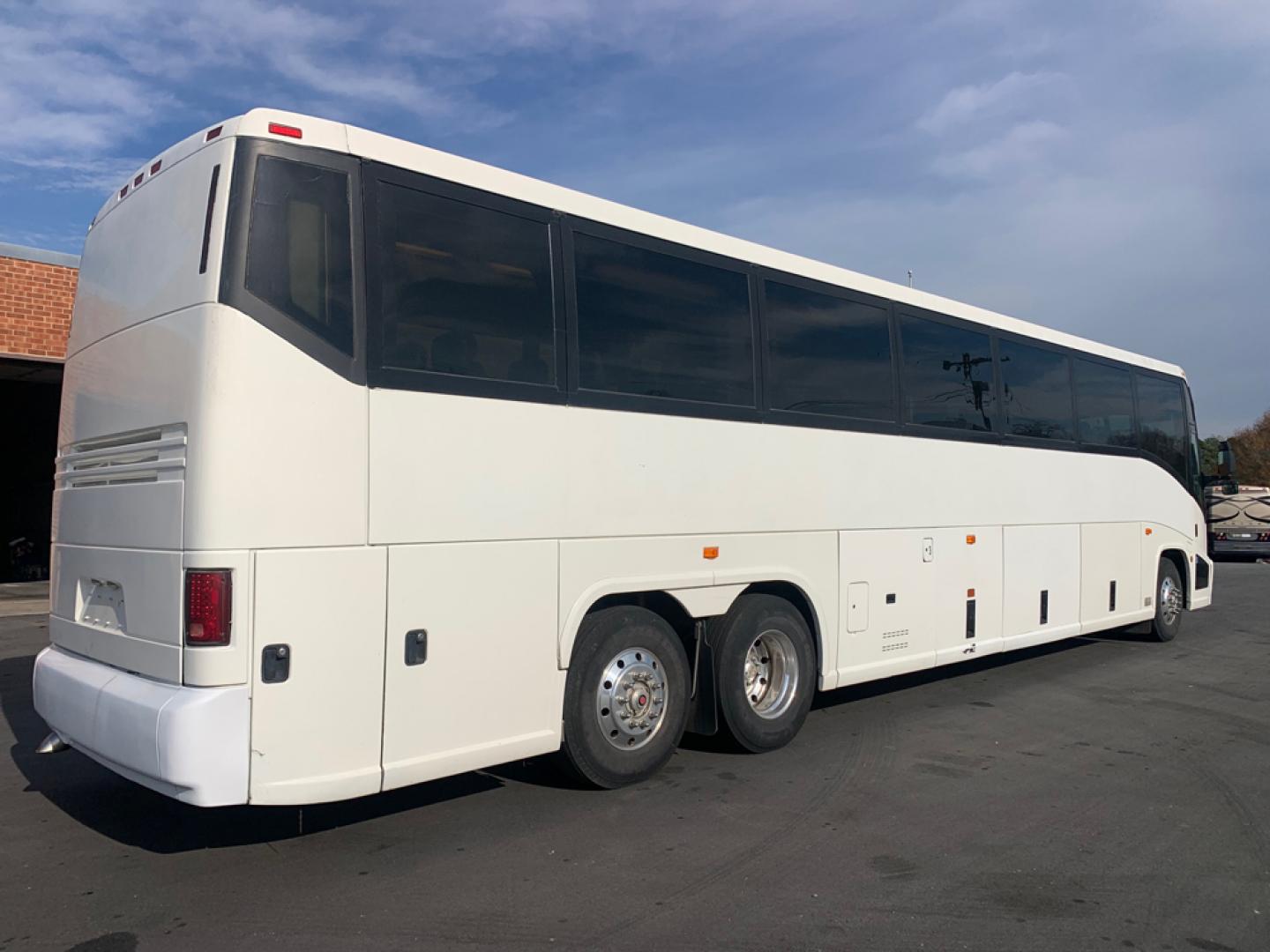 1999 White /Gray/ Red/Blue MCI EL3 with an Series 60 Detroit Diesel engine, Allison transmission, located at 1725 US-68 N, Bellefontaine, OH, 43311, (937) 592-5466, 40.387783, -83.752388 - Series 60 Diesel Engine - Allison Auto Trans. - 45' - 54 Passengers - 6 Flat Screens and DVD - Enclosed parcel racks – Restroom - 110V Outlets - Aluminum Wheels - Two Owner Coach - - Photo#2